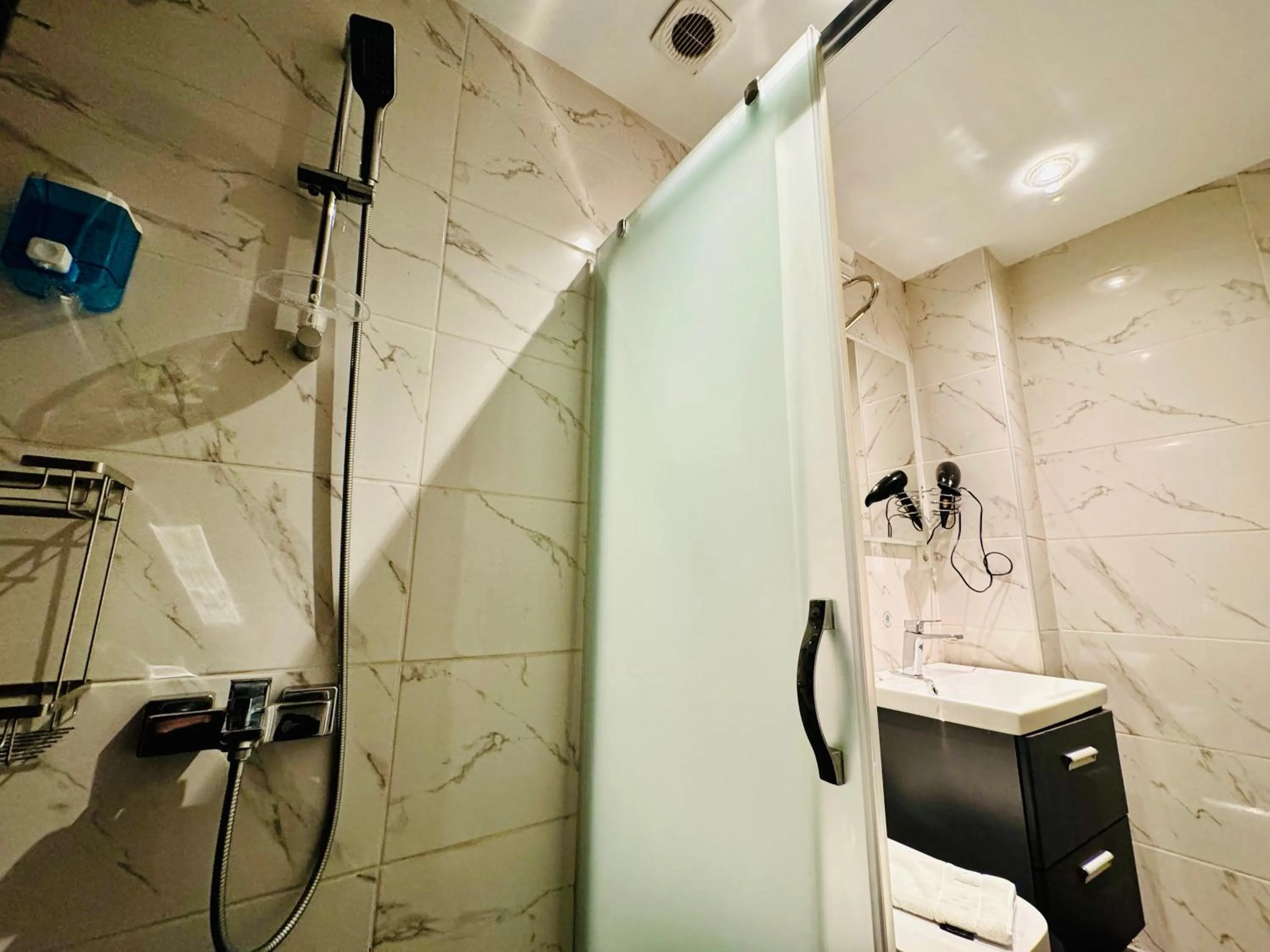 Shower in Aram Edessa Hotel