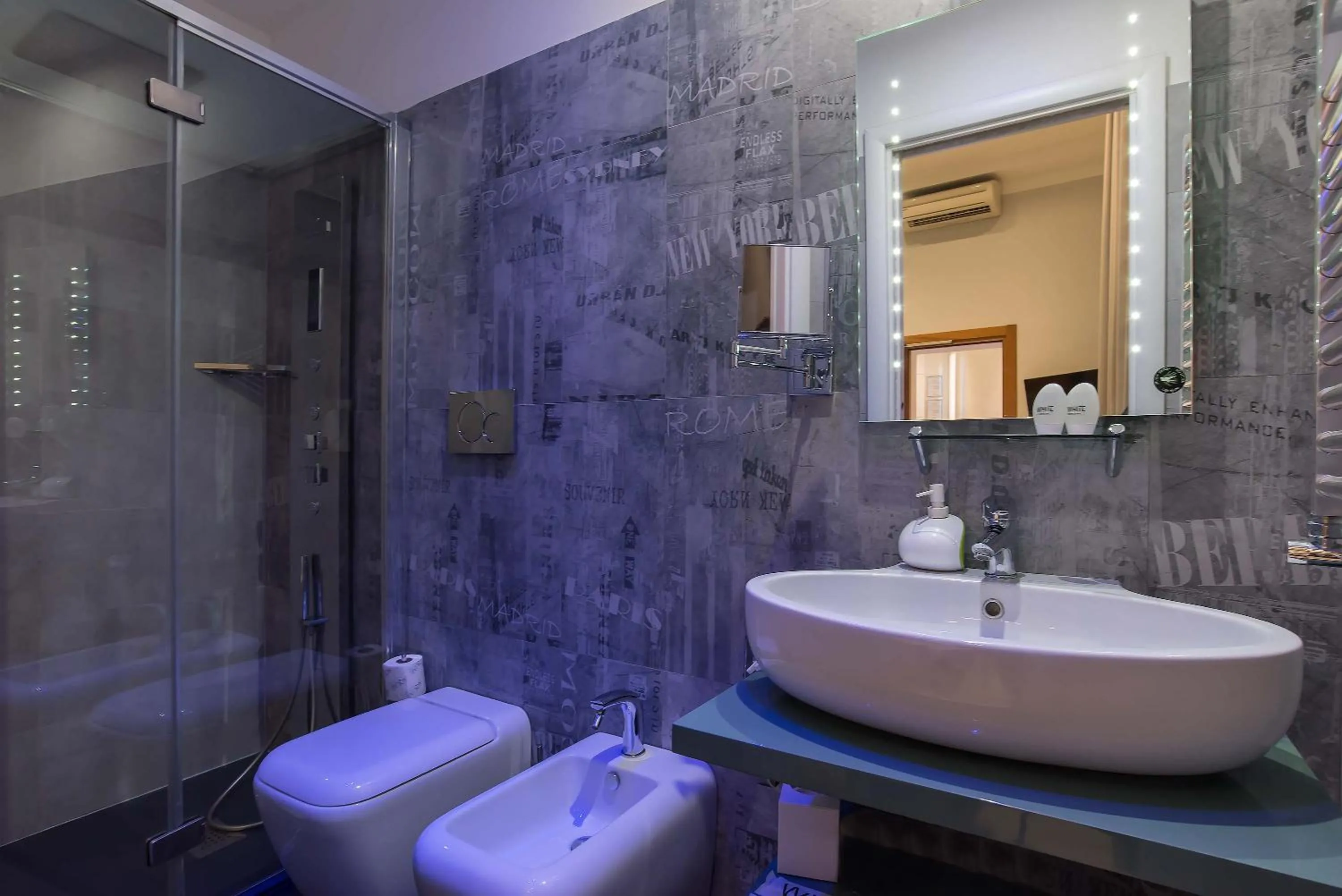 Bathroom in Pantheon Caesar Relais