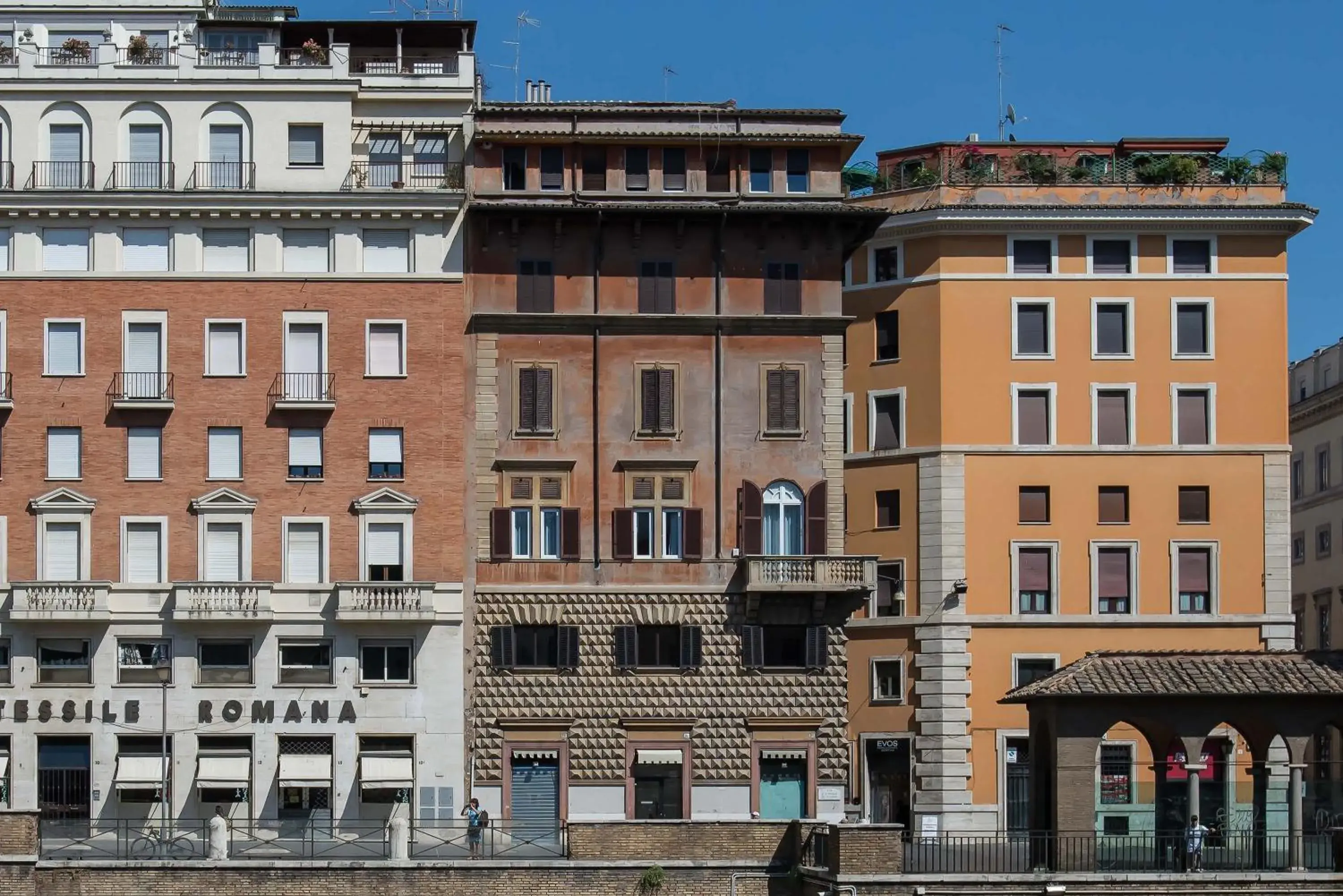 Property building in Pantheon Caesar Relais Property building in Pantheon Caesar Relais