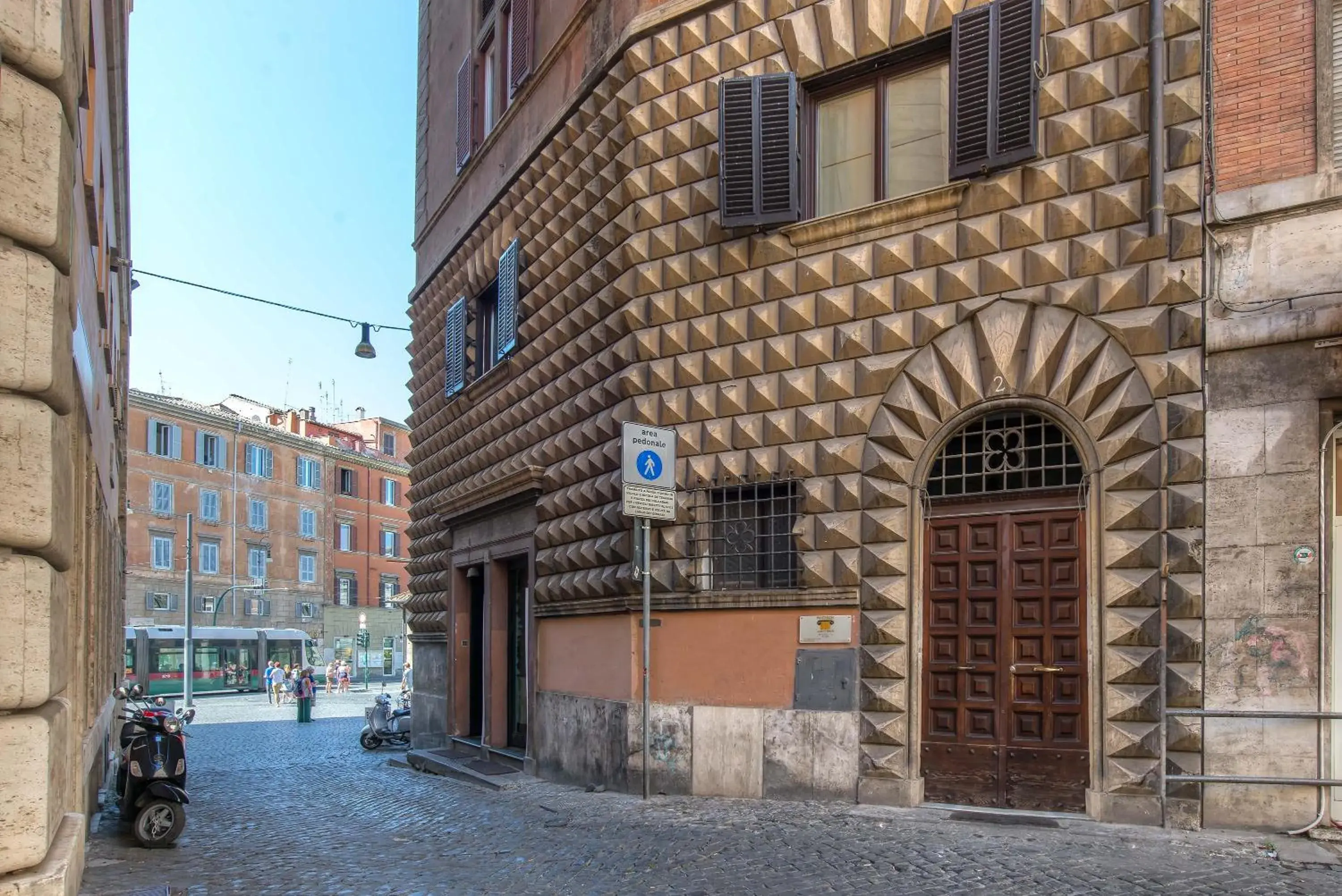 Facade/entrance in Pantheon Caesar Relais Facade/entrance in Pantheon Caesar Relais