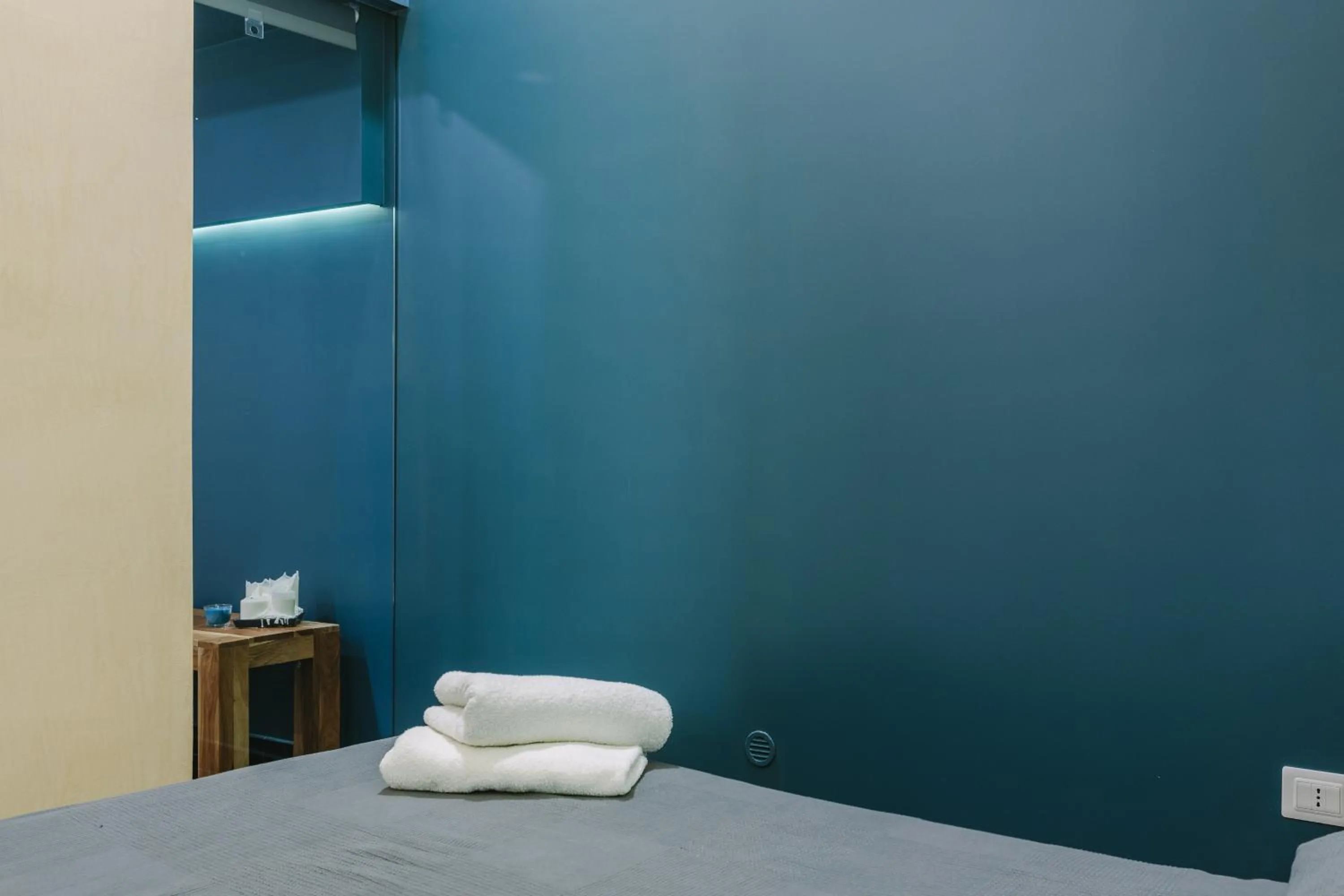 Photo of the whole room, Bed in 1743 Loft