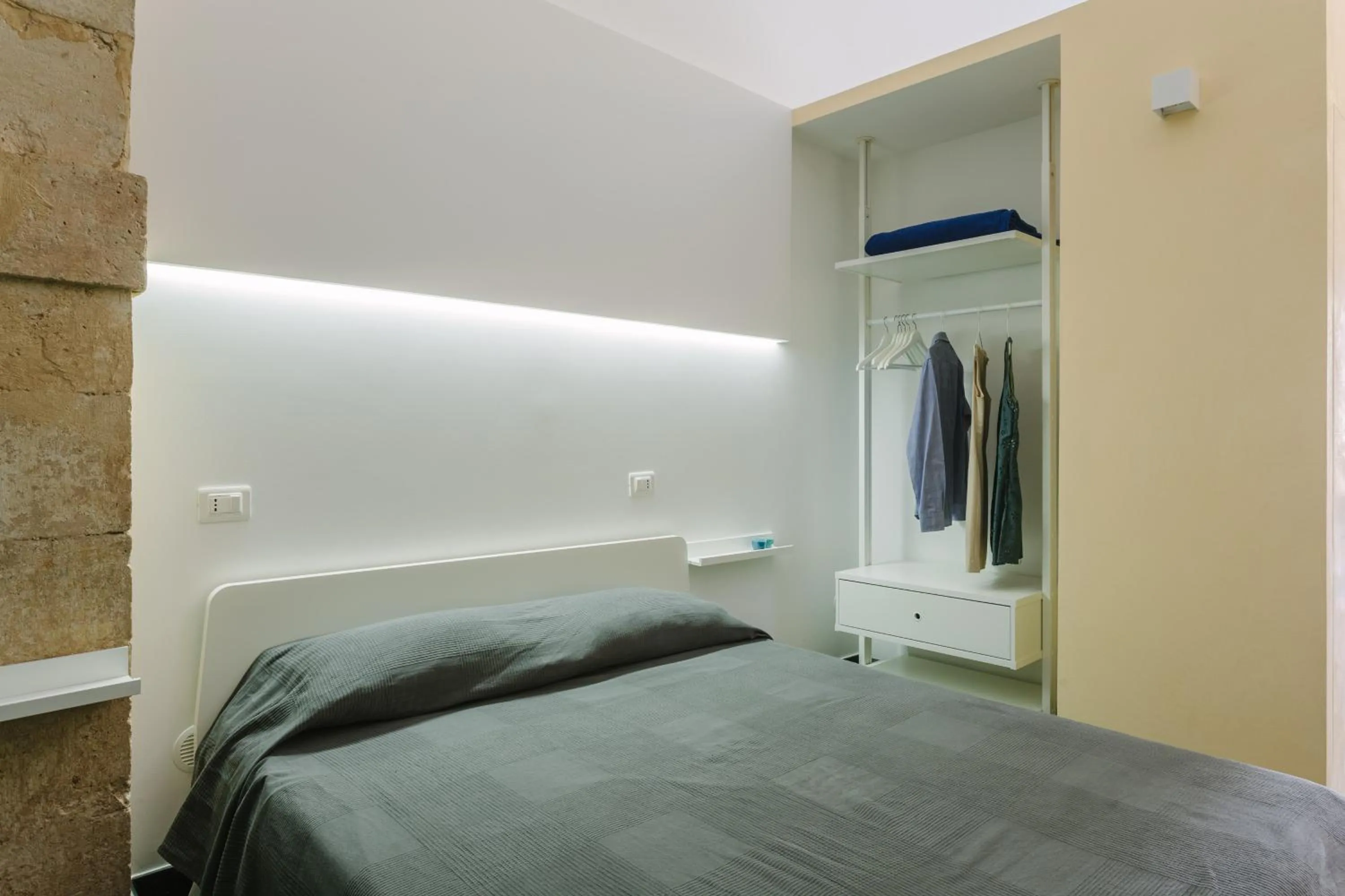 Photo of the whole room, Bed in 1743 Loft