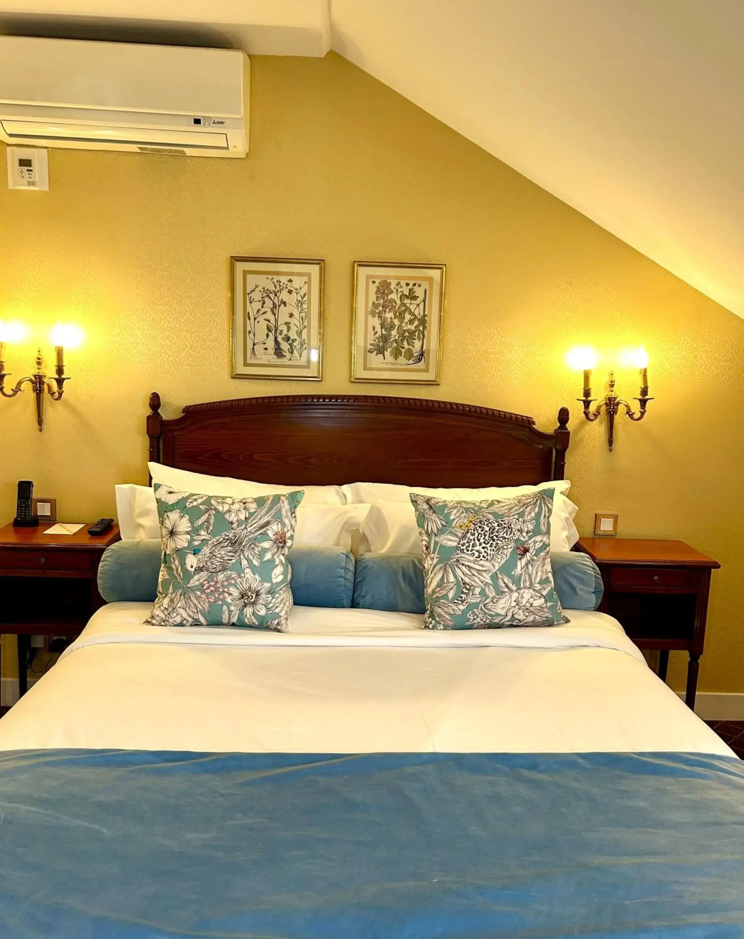 Bedroom, Bed in Hôtel de Varenne Bedroom, Bed in Hôtel de Varenne