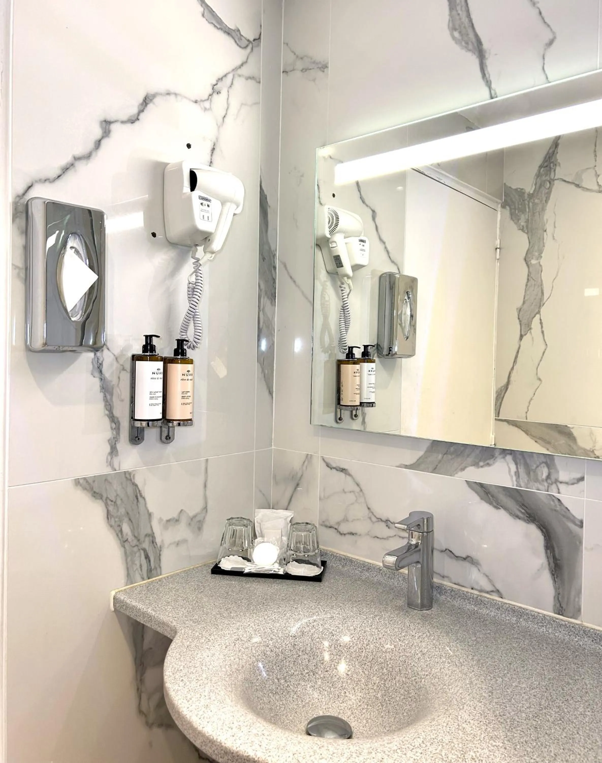 Bathroom in Hôtel de Varenne