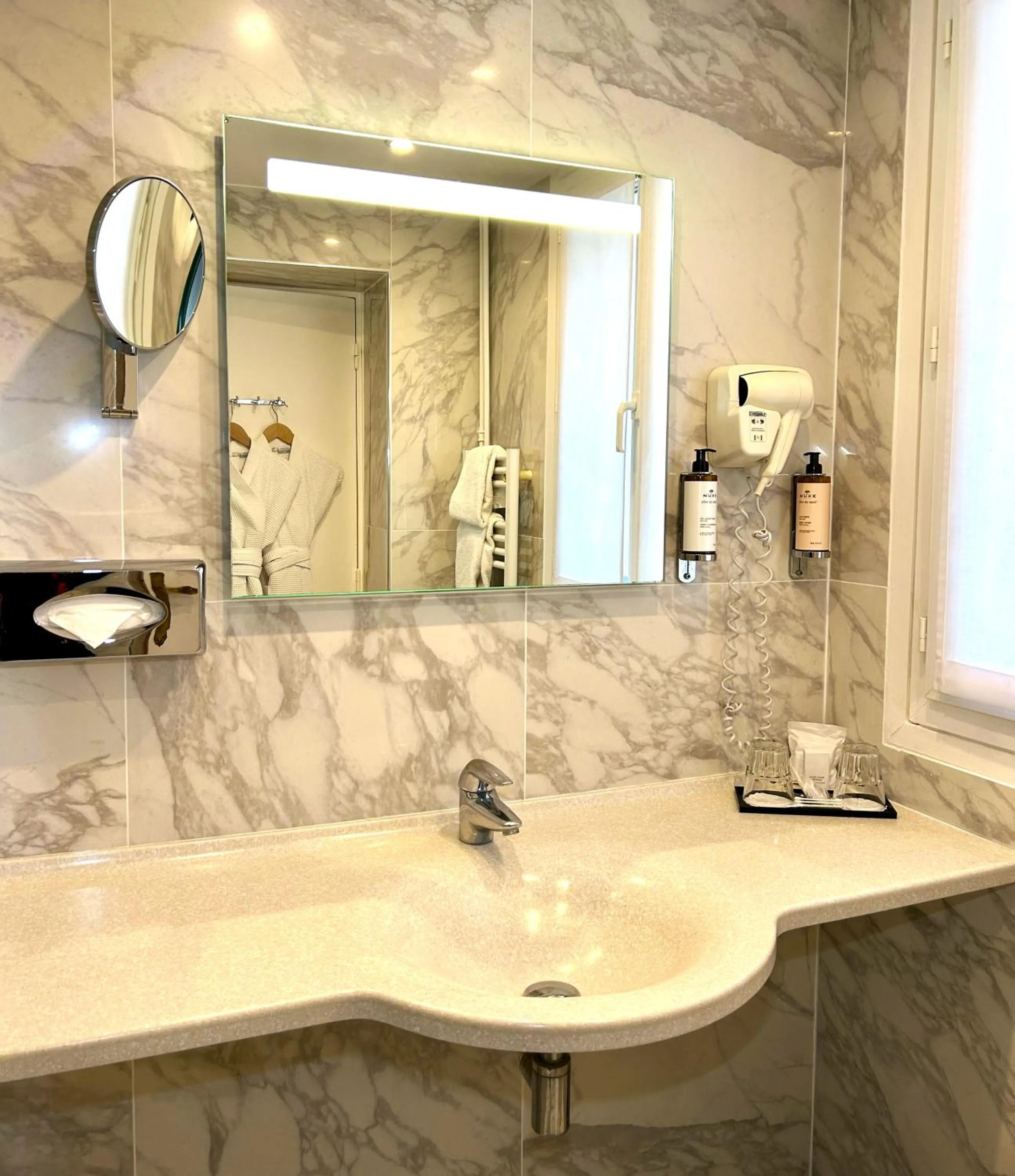 Bathroom in Hôtel de Varenne