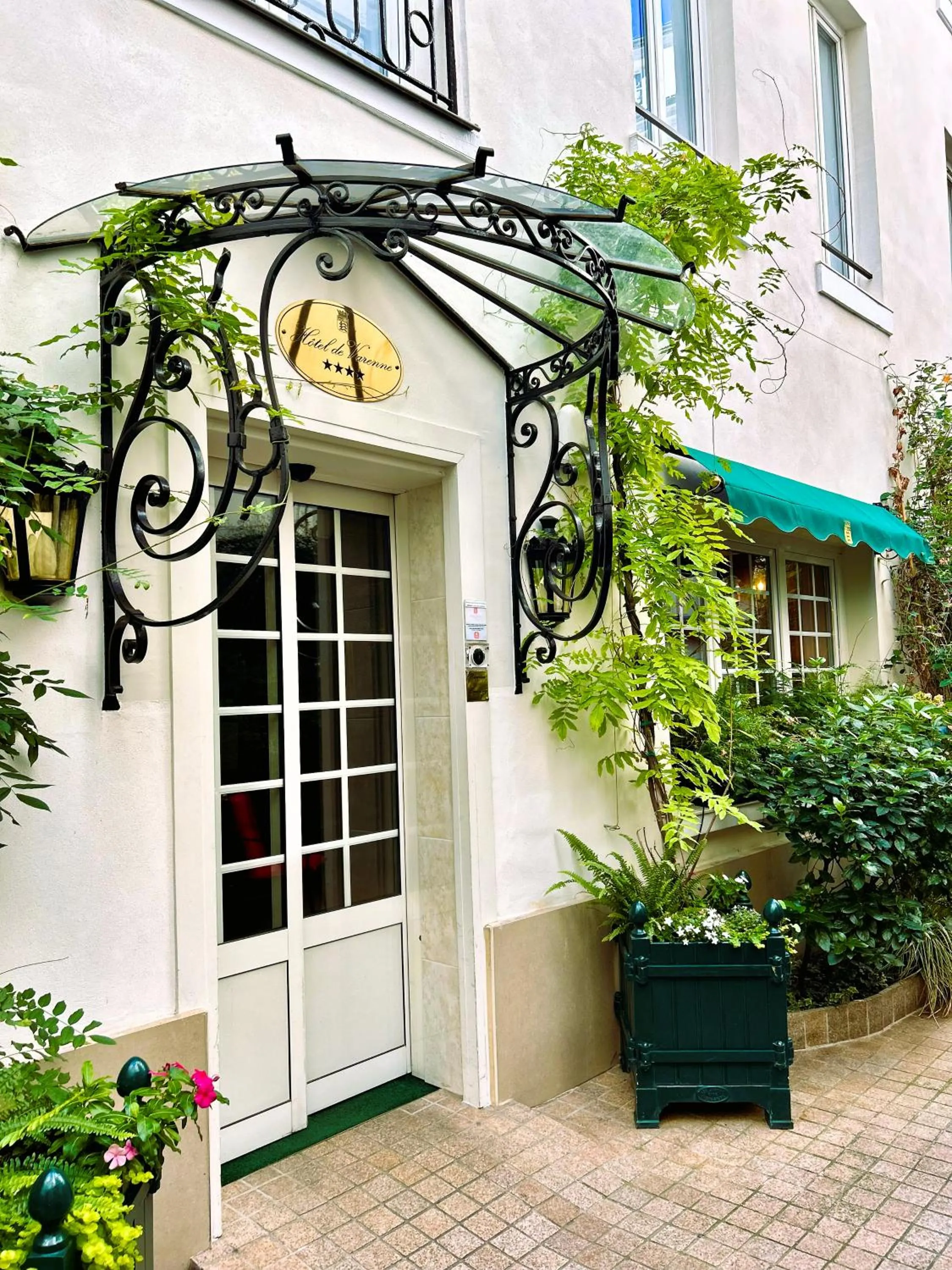 Property building in Hôtel de Varenne