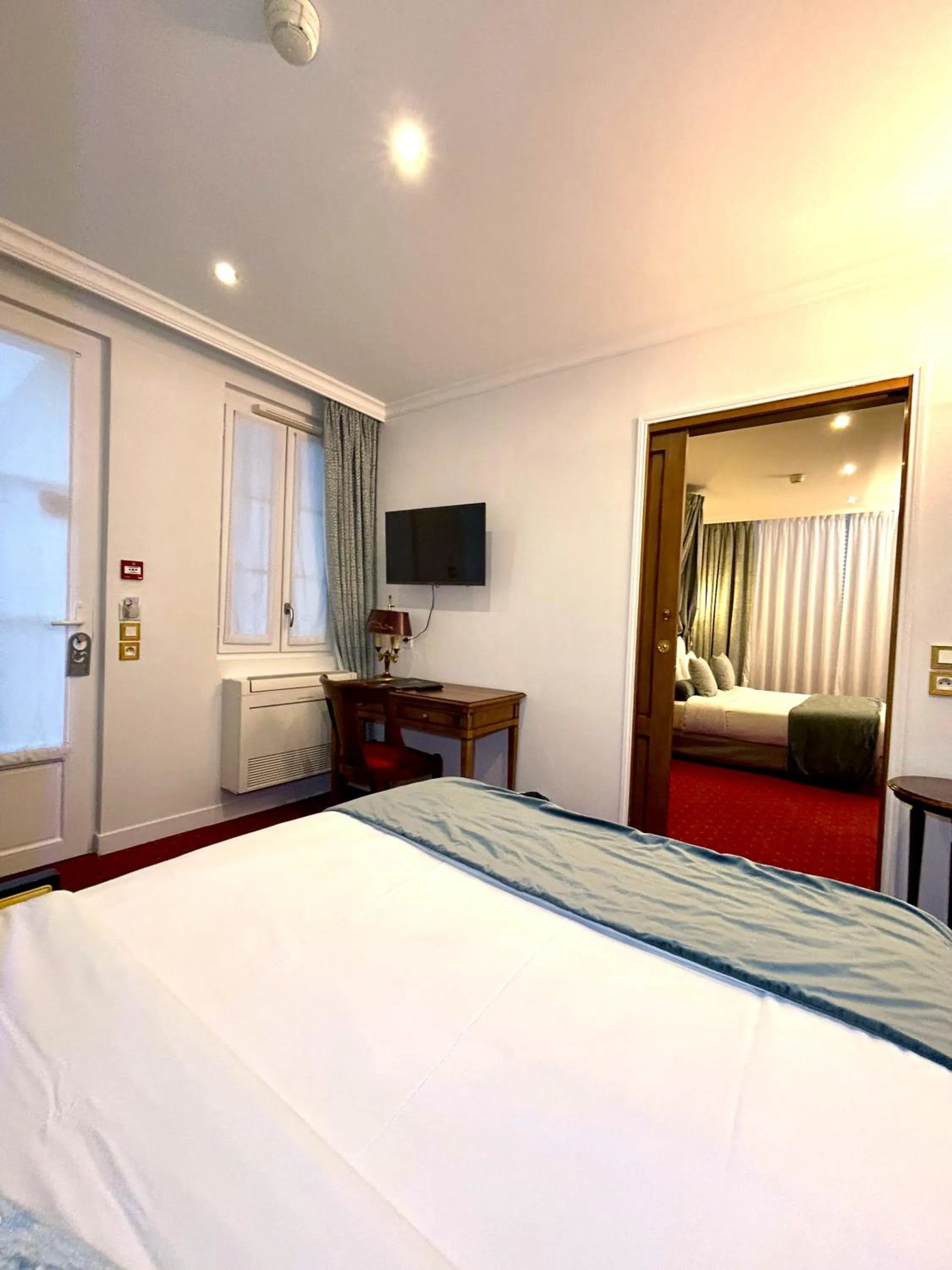 Bedroom, Bed in Hôtel de Varenne