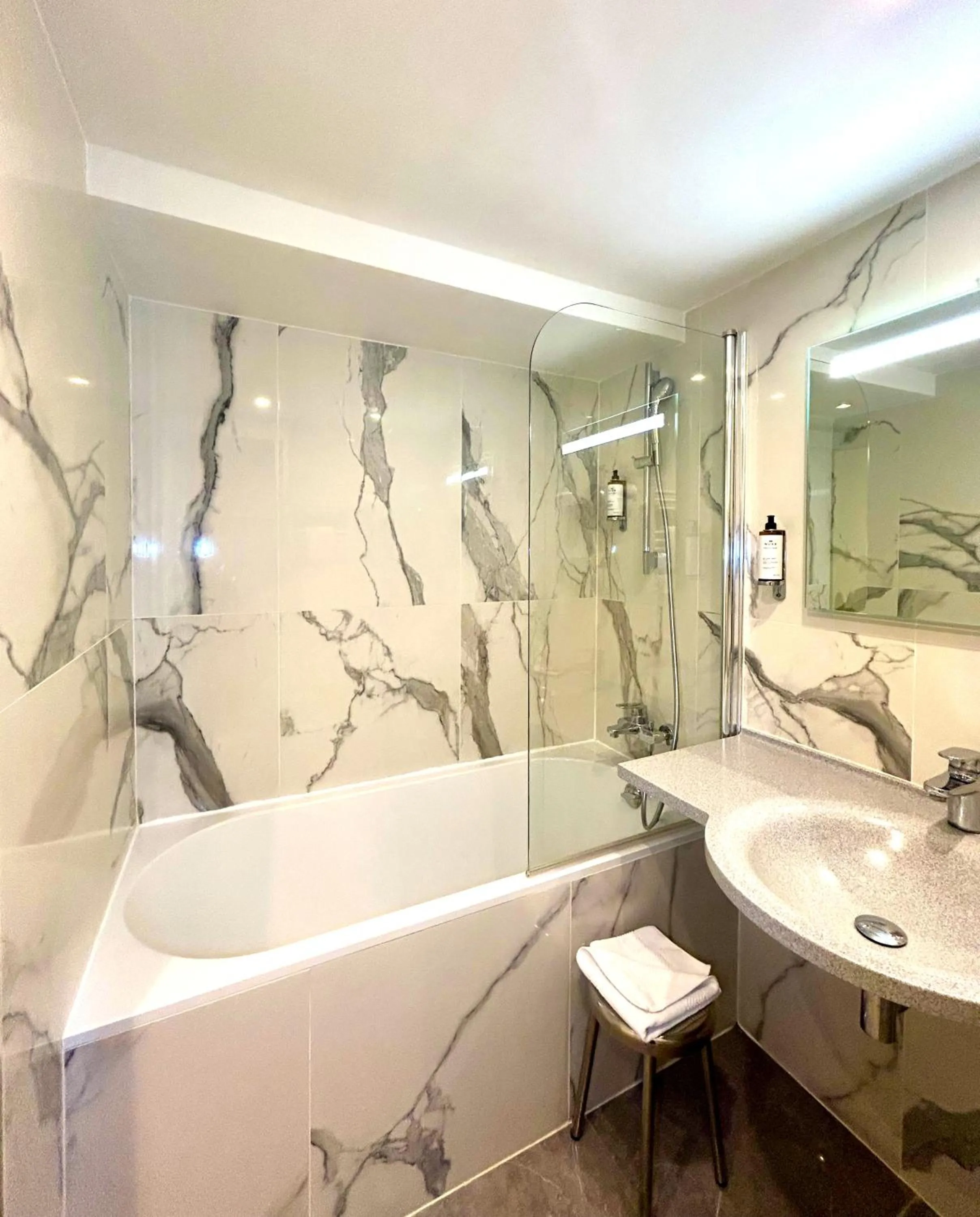 Bathroom in Hôtel de Varenne