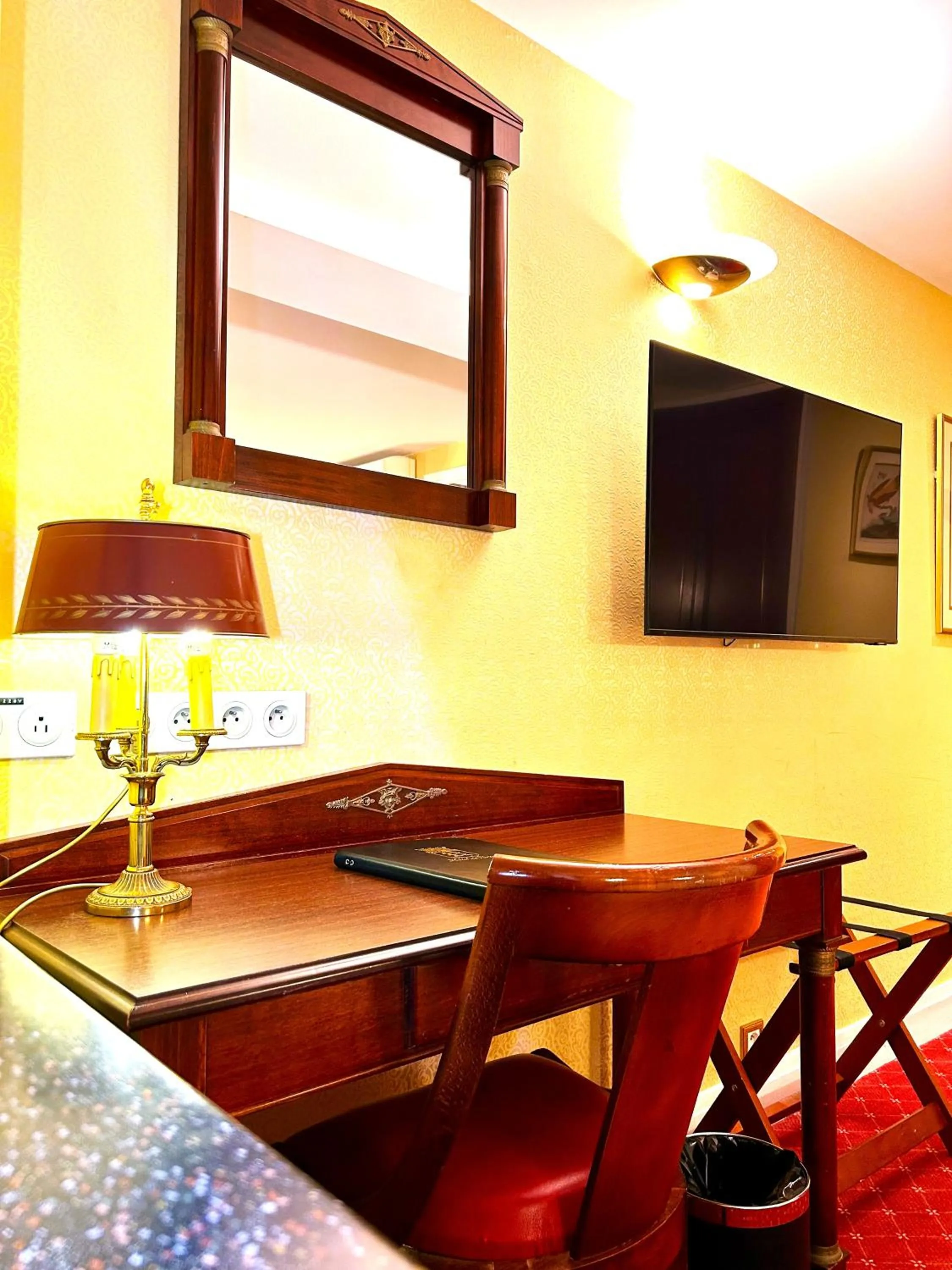 Bedroom in Hôtel de Varenne