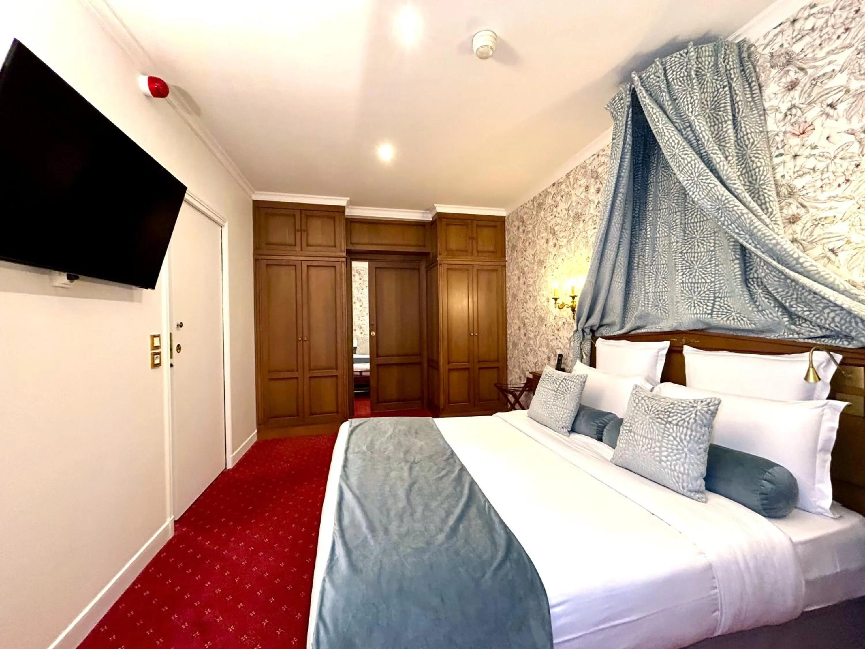 Bedroom, Bed in Hôtel de Varenne