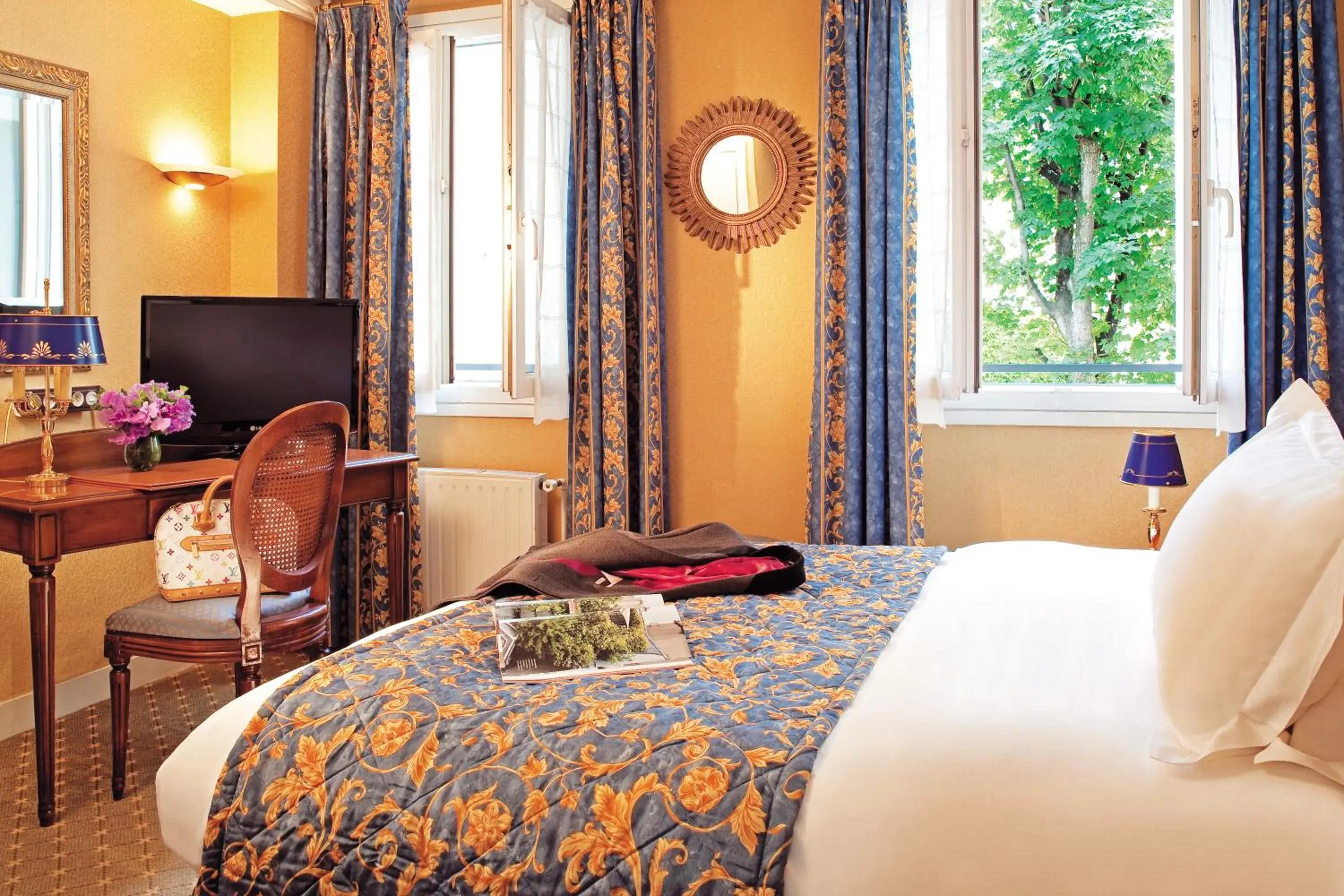 Bedroom, Bed in Hôtel de Varenne Bedroom, Bed in Hôtel de Varenne