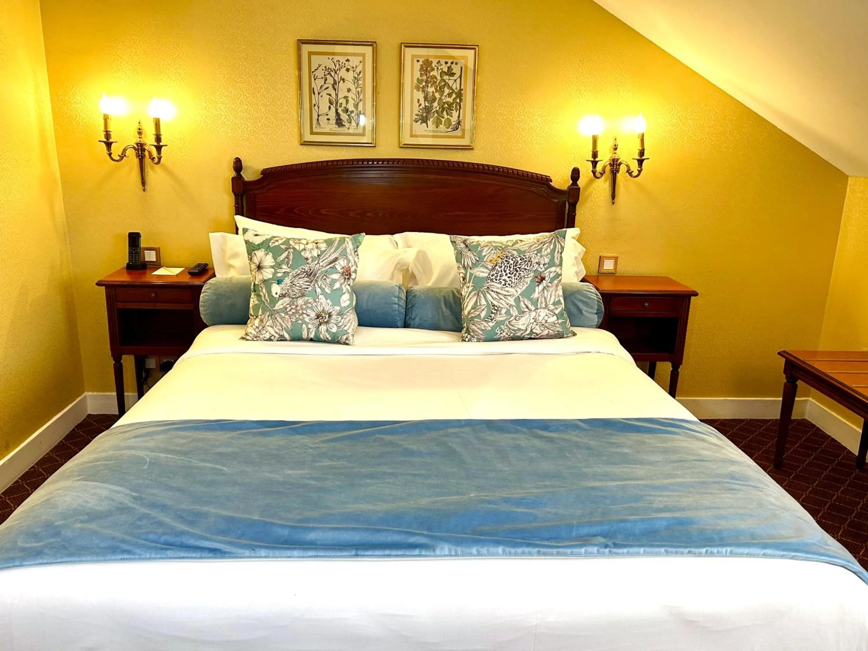 Bedroom, Bed in Hôtel de Varenne