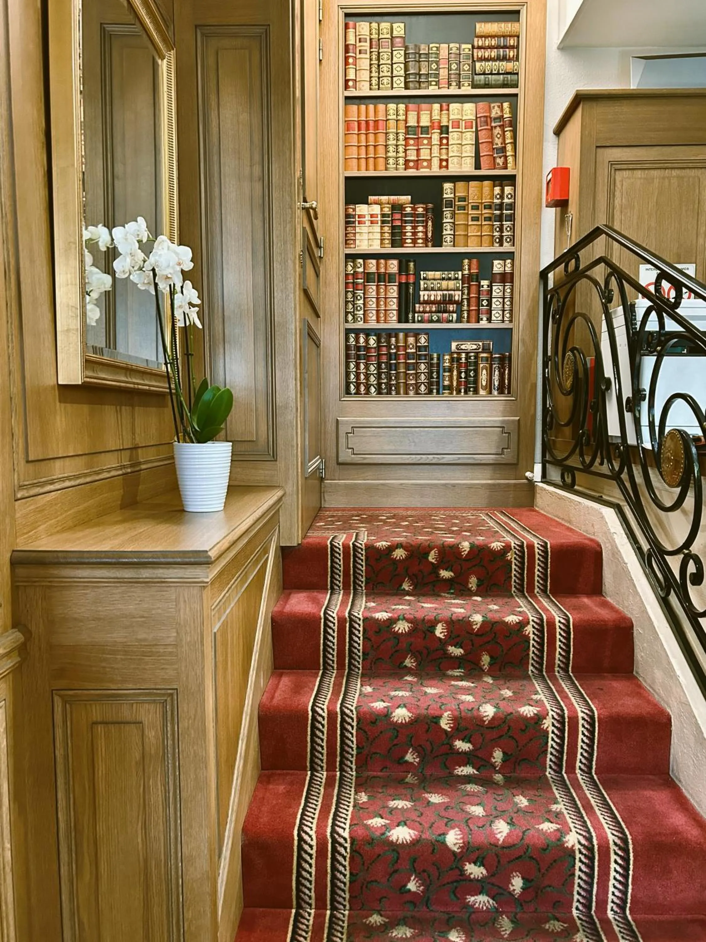 Library in Hôtel de Varenne