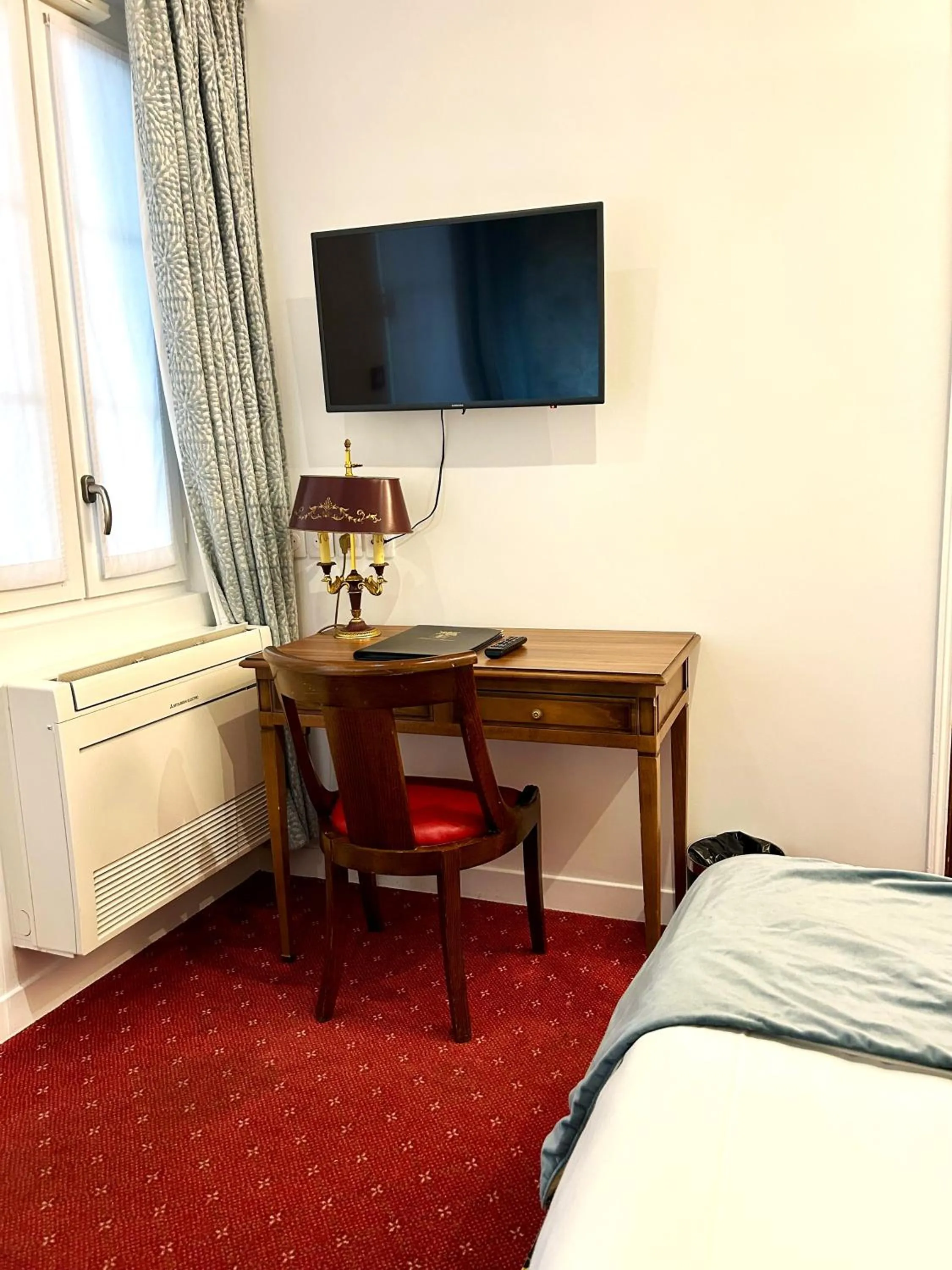 Bedroom, Bed in Hôtel de Varenne