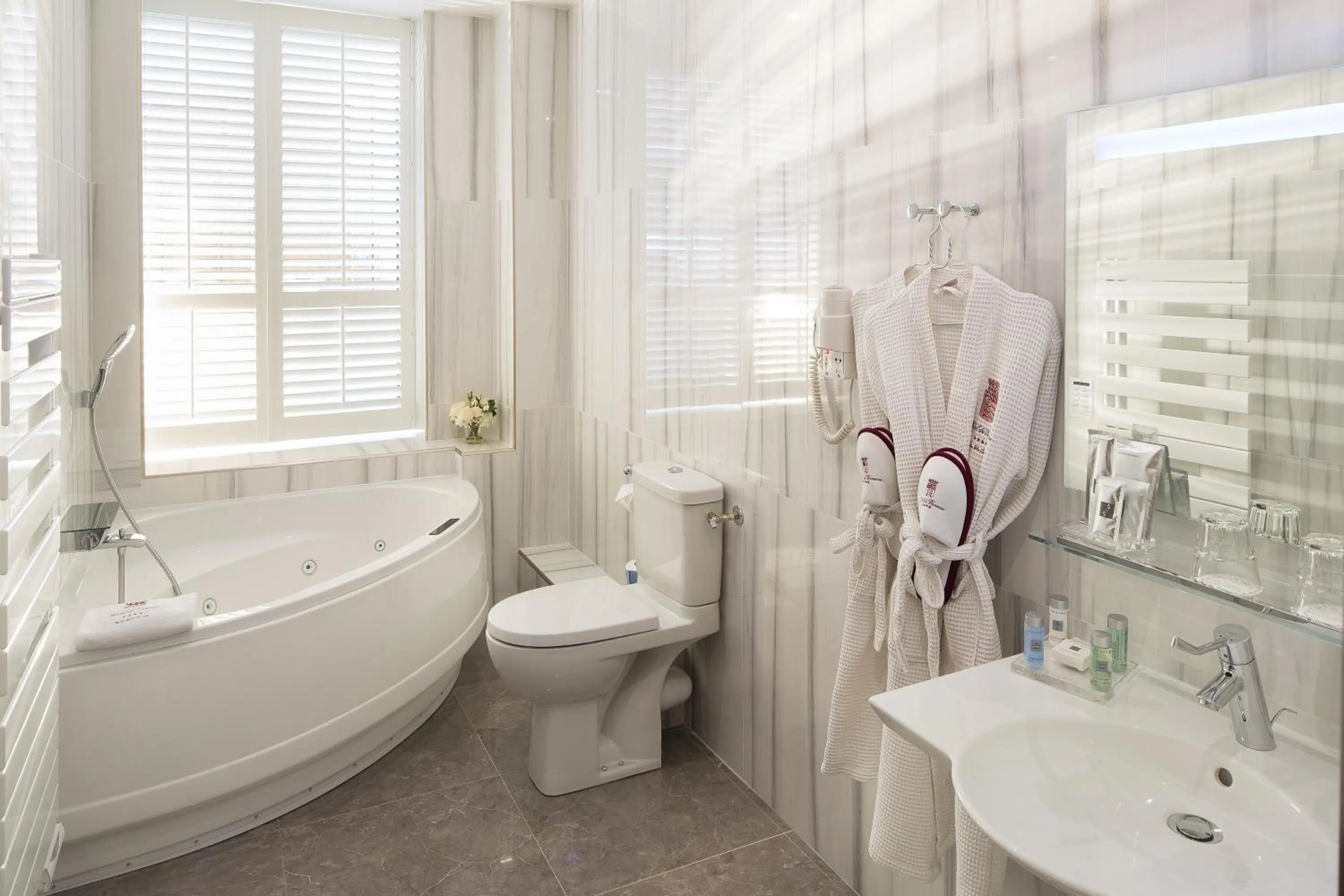 Bathroom in Hôtel de Varenne
