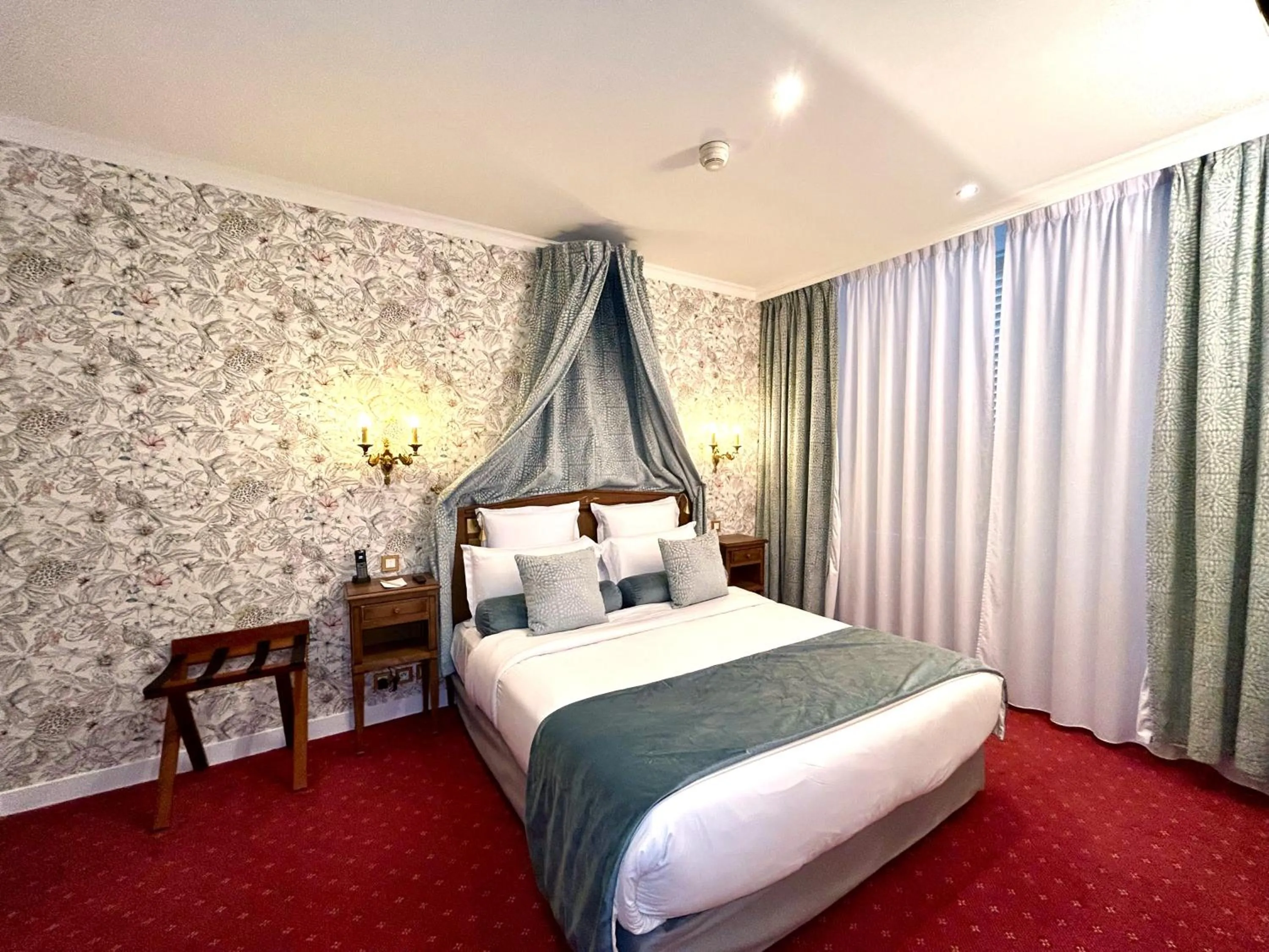 Bathroom, Bed in Hôtel de Varenne