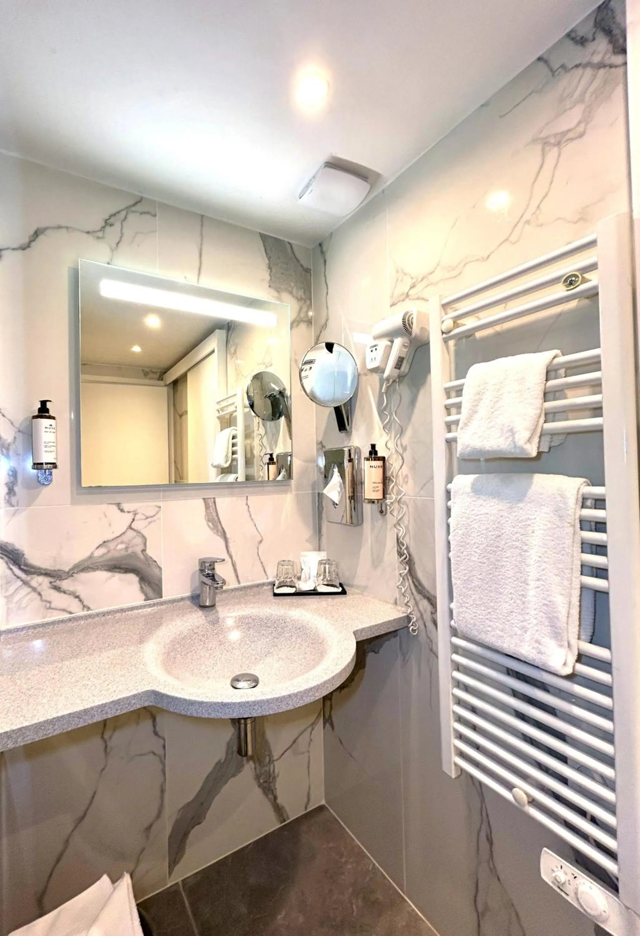 Bathroom in Hôtel de Varenne