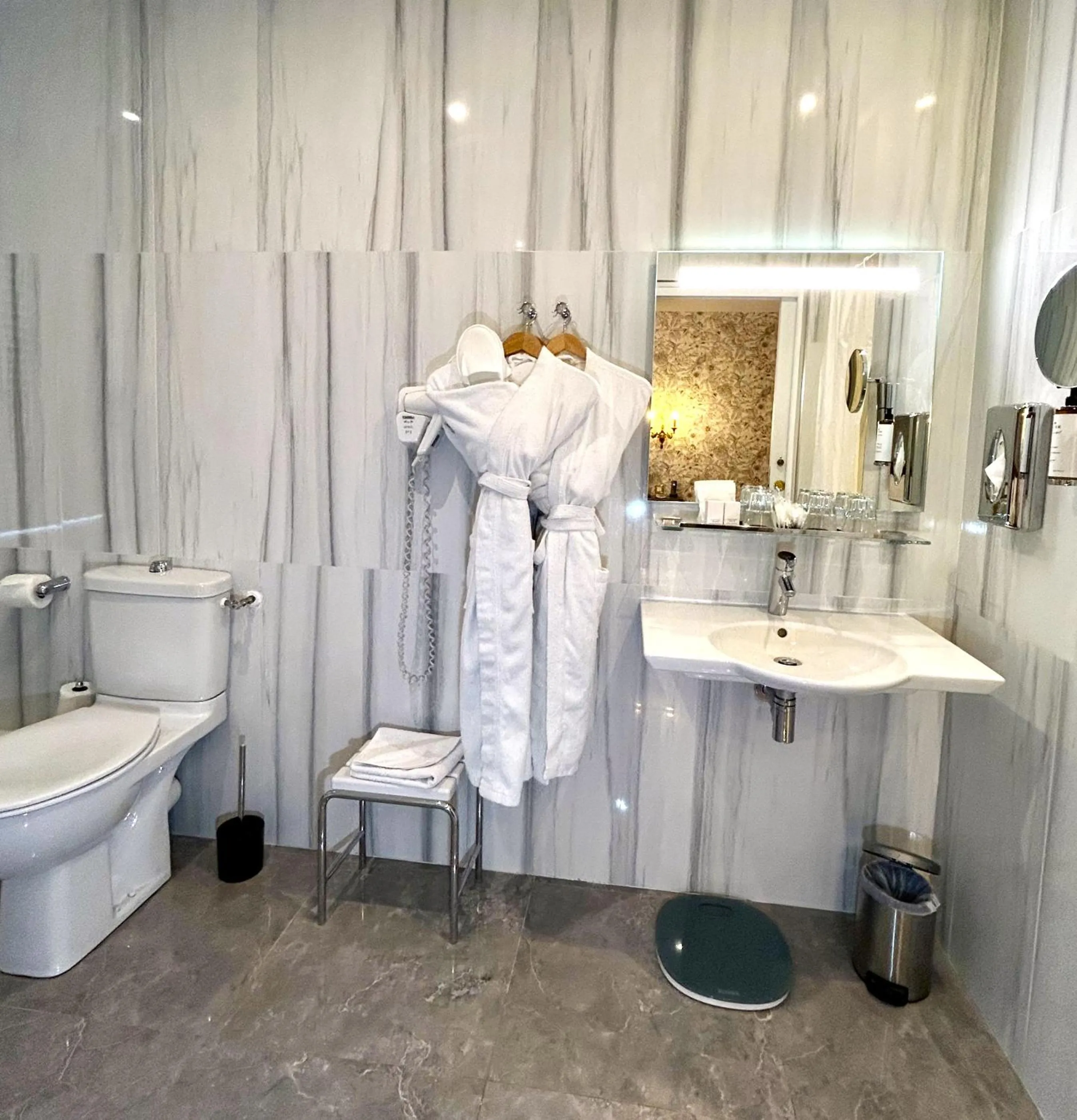 Bathroom in Hôtel de Varenne