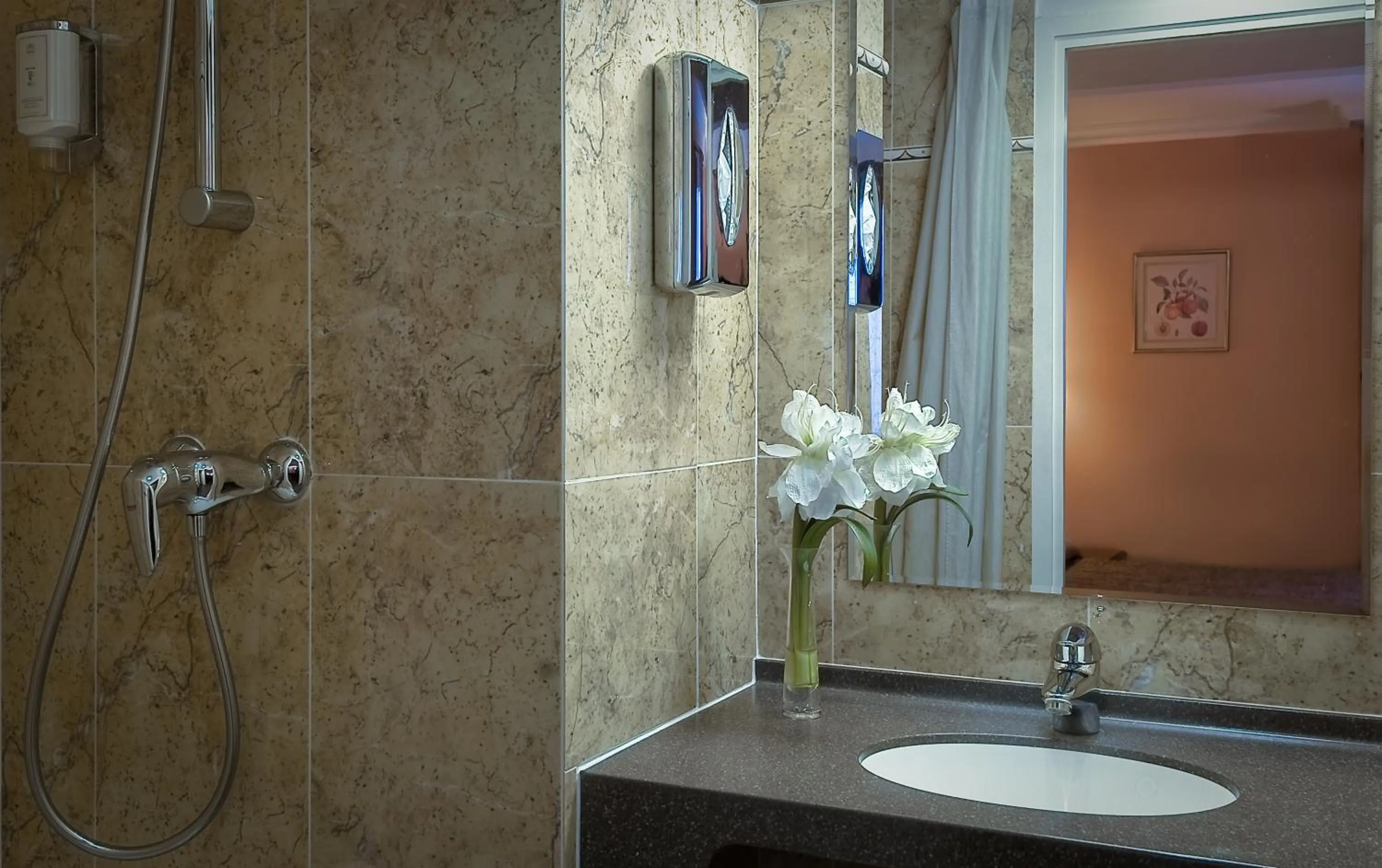 Bathroom in Hôtel de Varenne