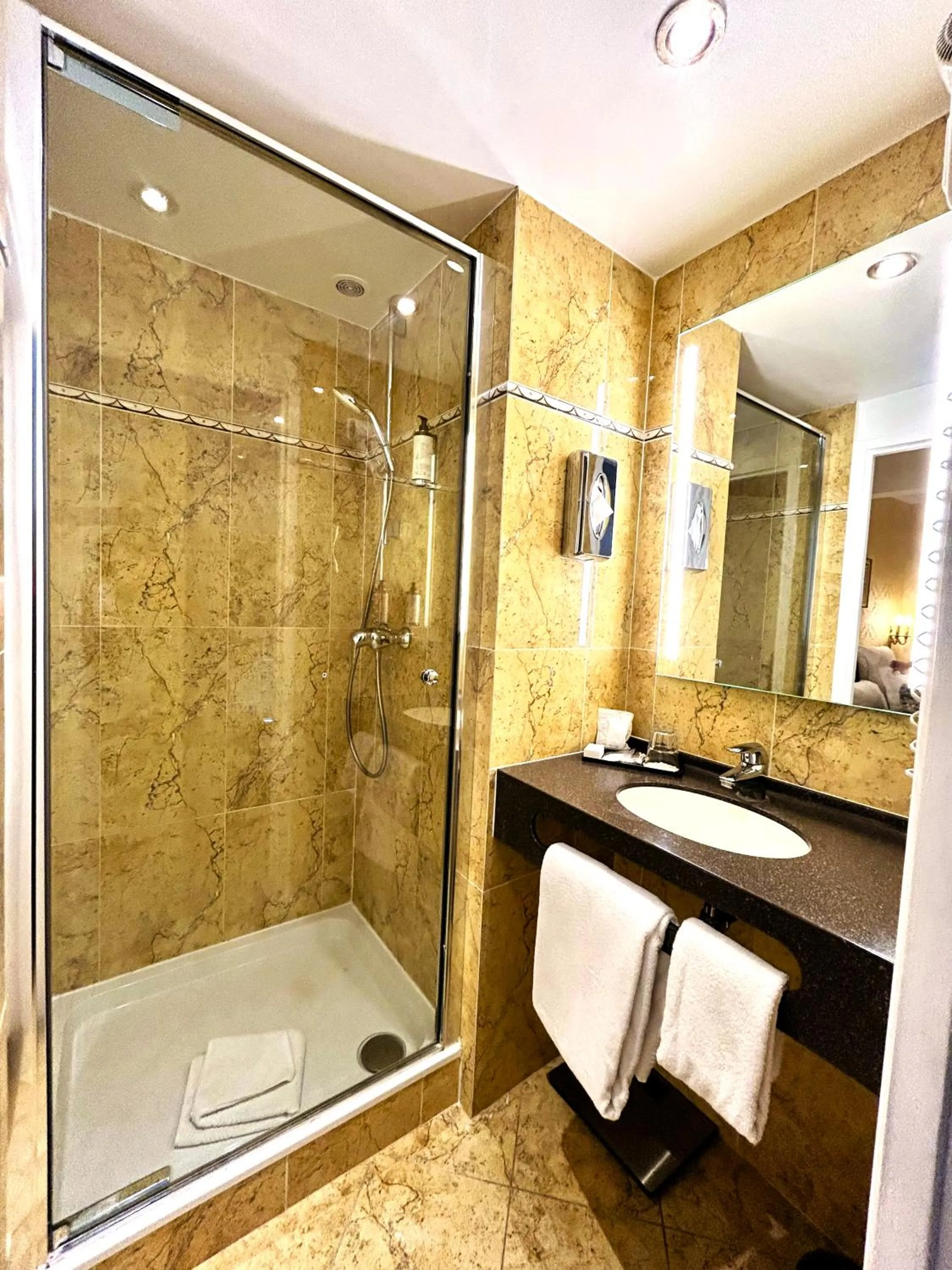 Shower in Hôtel de Varenne