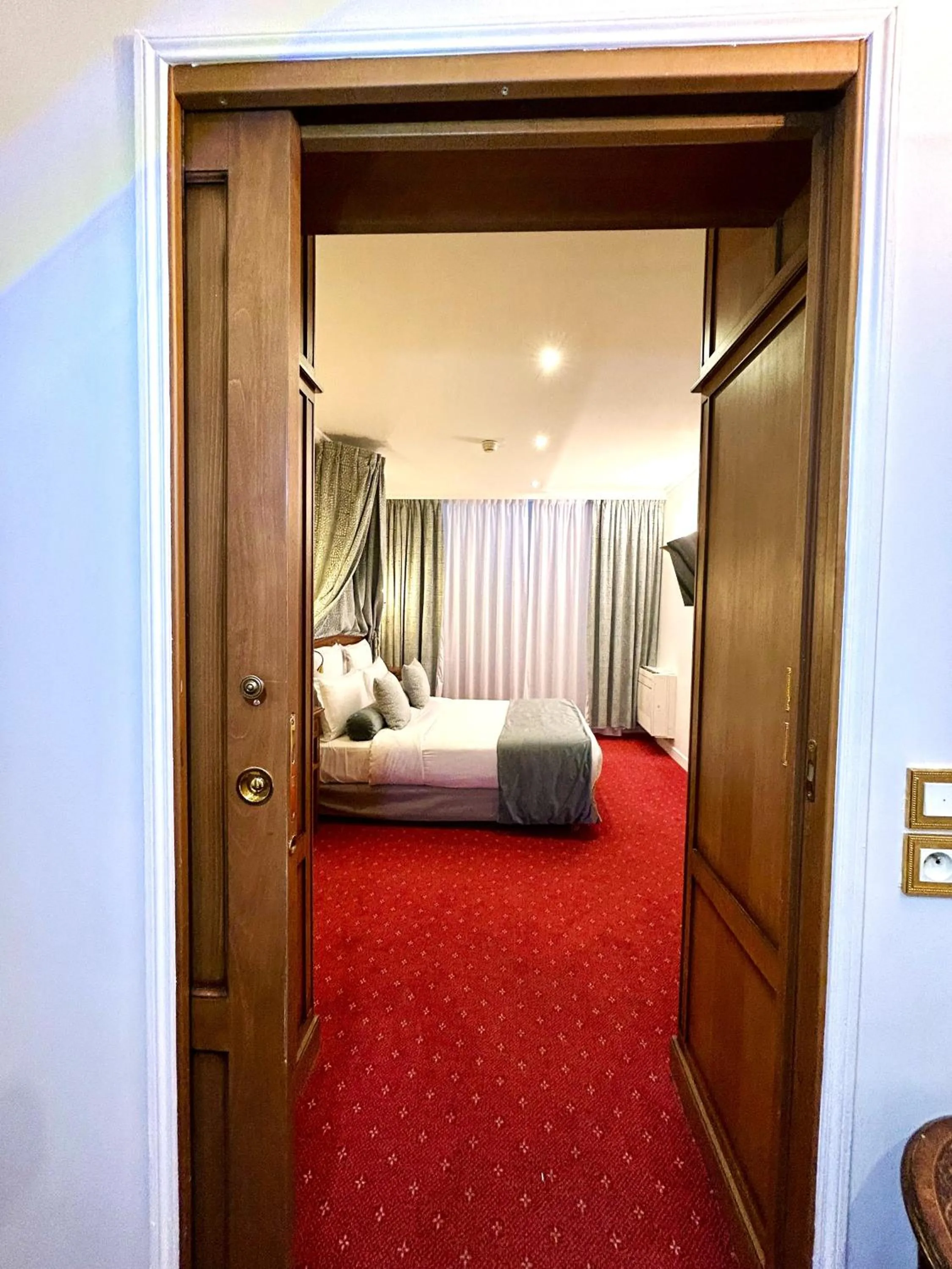 Bedroom, Bed in Hôtel de Varenne