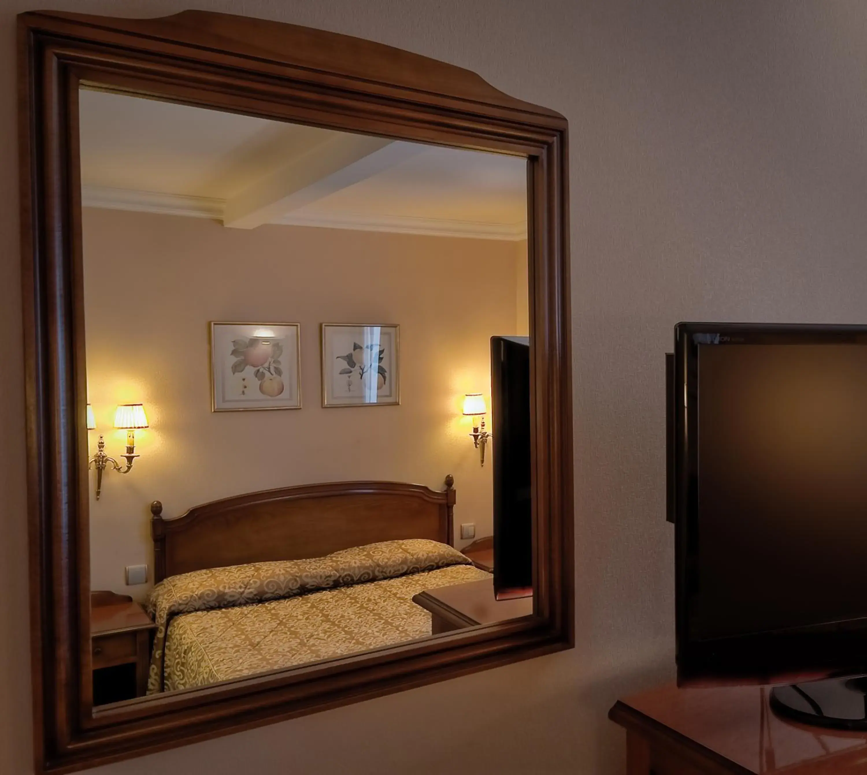 Bedroom, Bed in Hôtel de Varenne Bedroom, Bed in Hôtel de Varenne