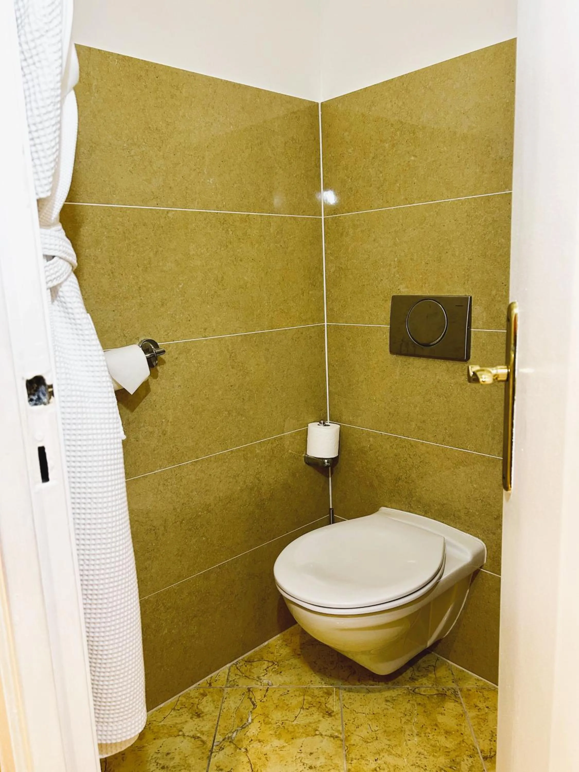 Toilet in Hôtel de Varenne