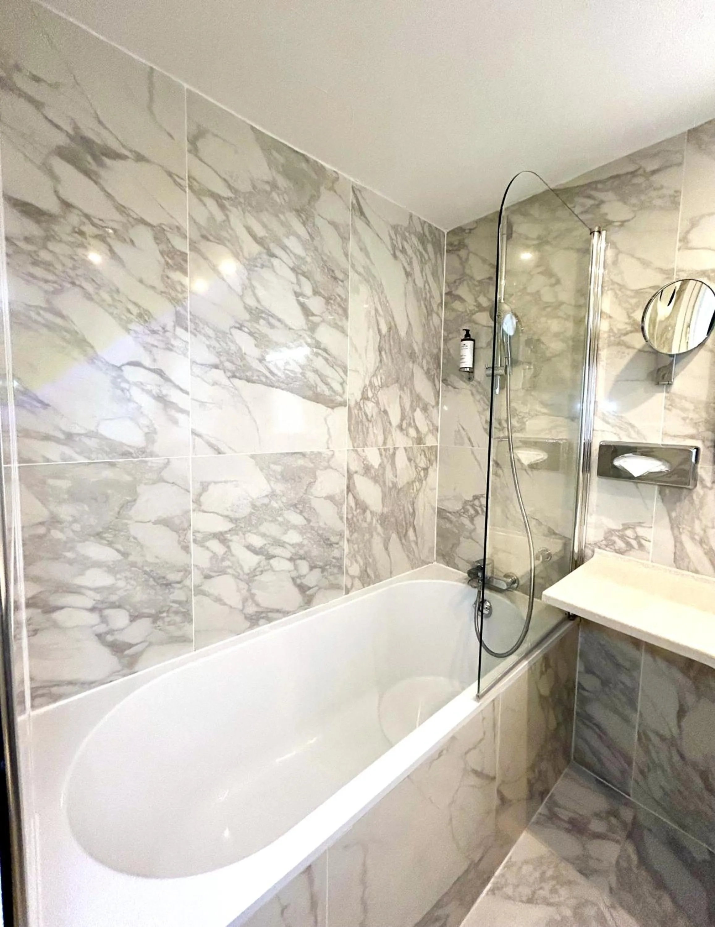 Bathroom in Hôtel de Varenne