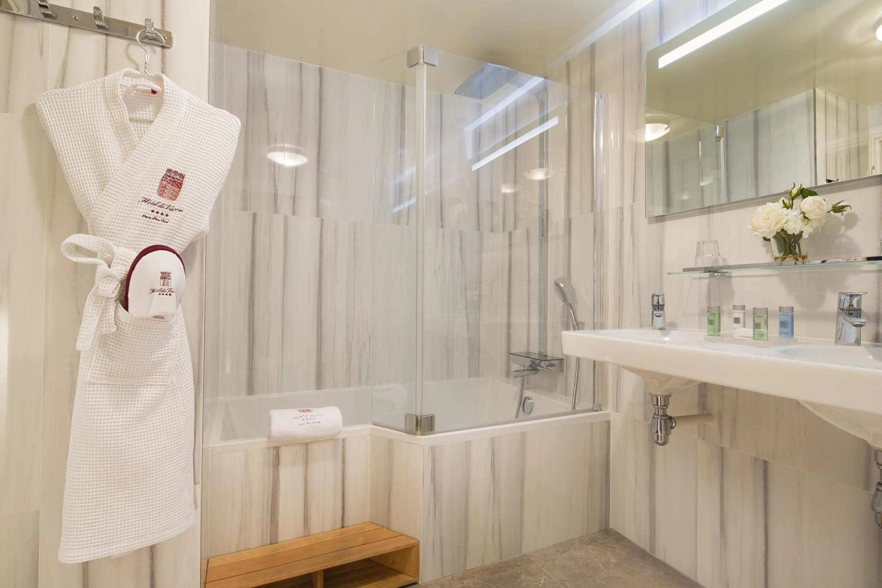 Bathroom in Hôtel de Varenne