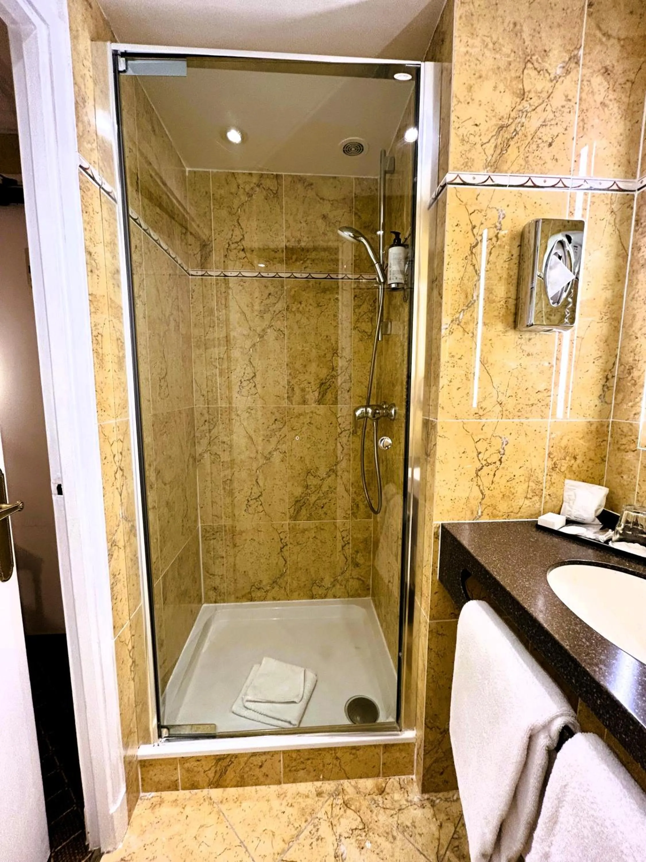 Shower in Hôtel de Varenne