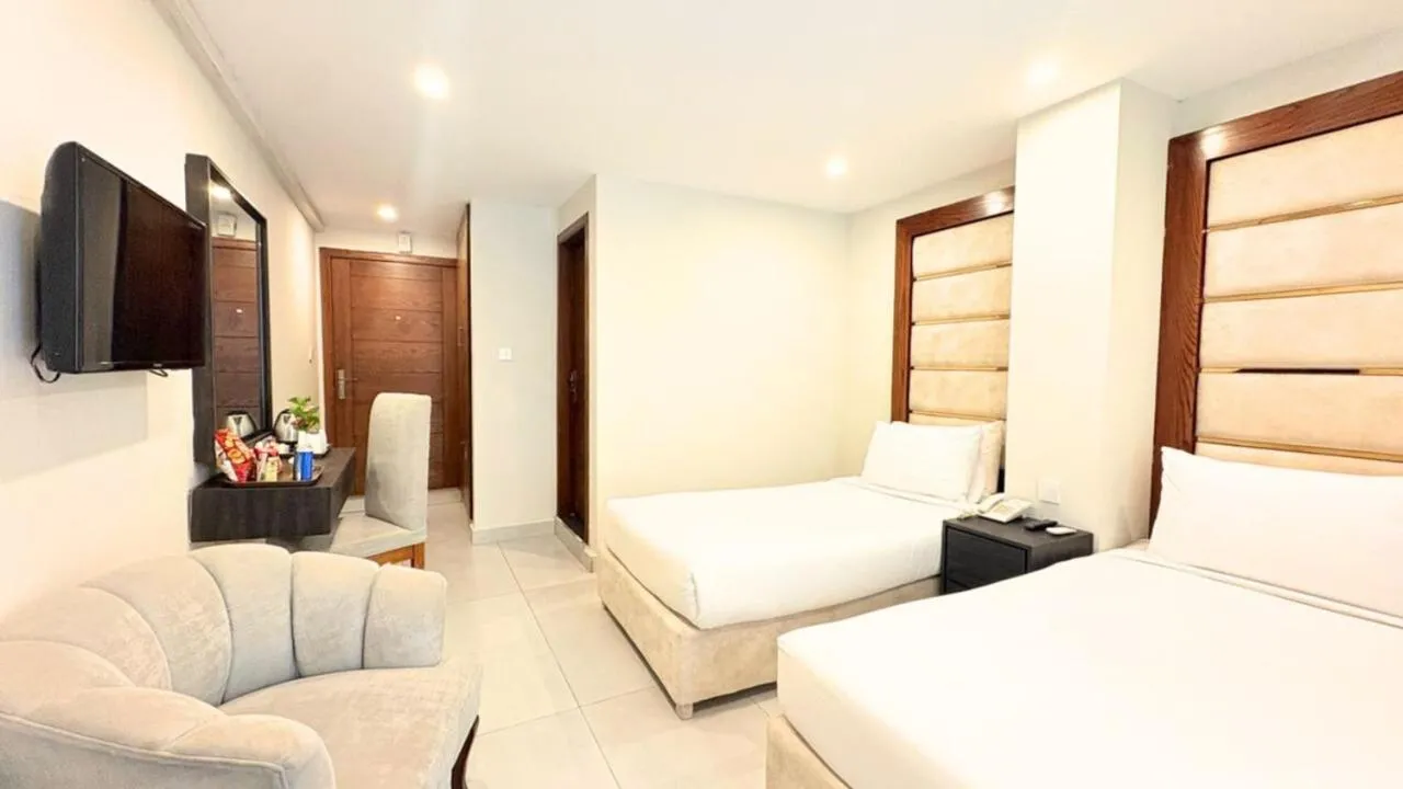 Photo of the whole room, Bed in Envoy Continental Hotel, Blue Area, Islamabad