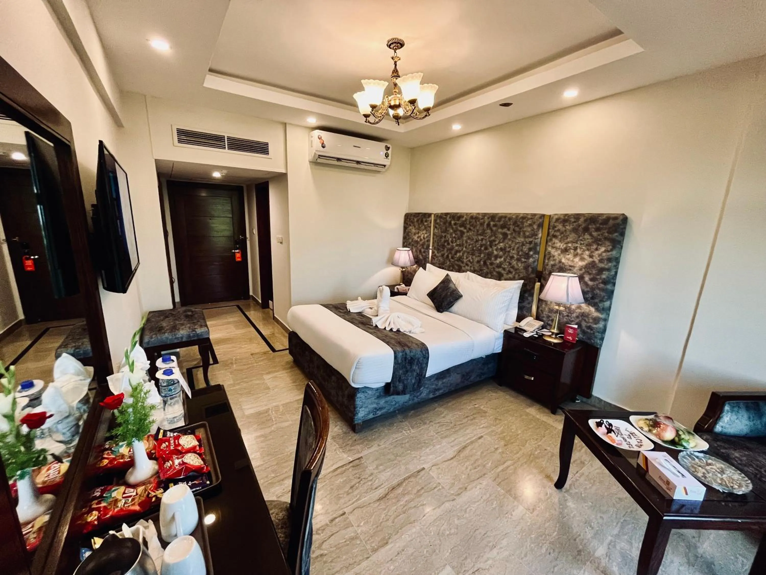 Photo of the whole room, Bed in Envoy Continental Hotel, Blue Area, Islamabad