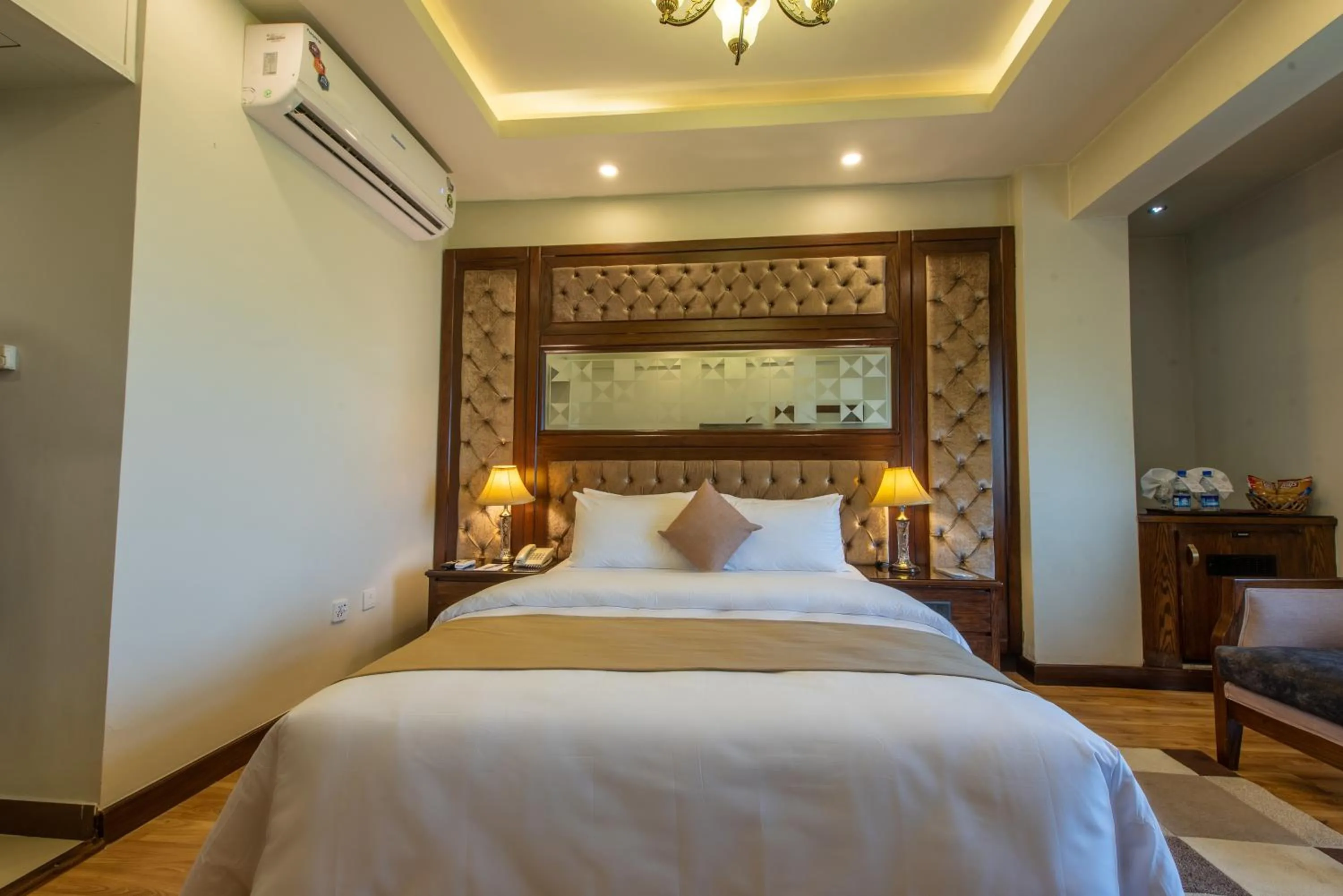 Bedroom, Bed in Envoy Continental Hotel, Blue Area, Islamabad
