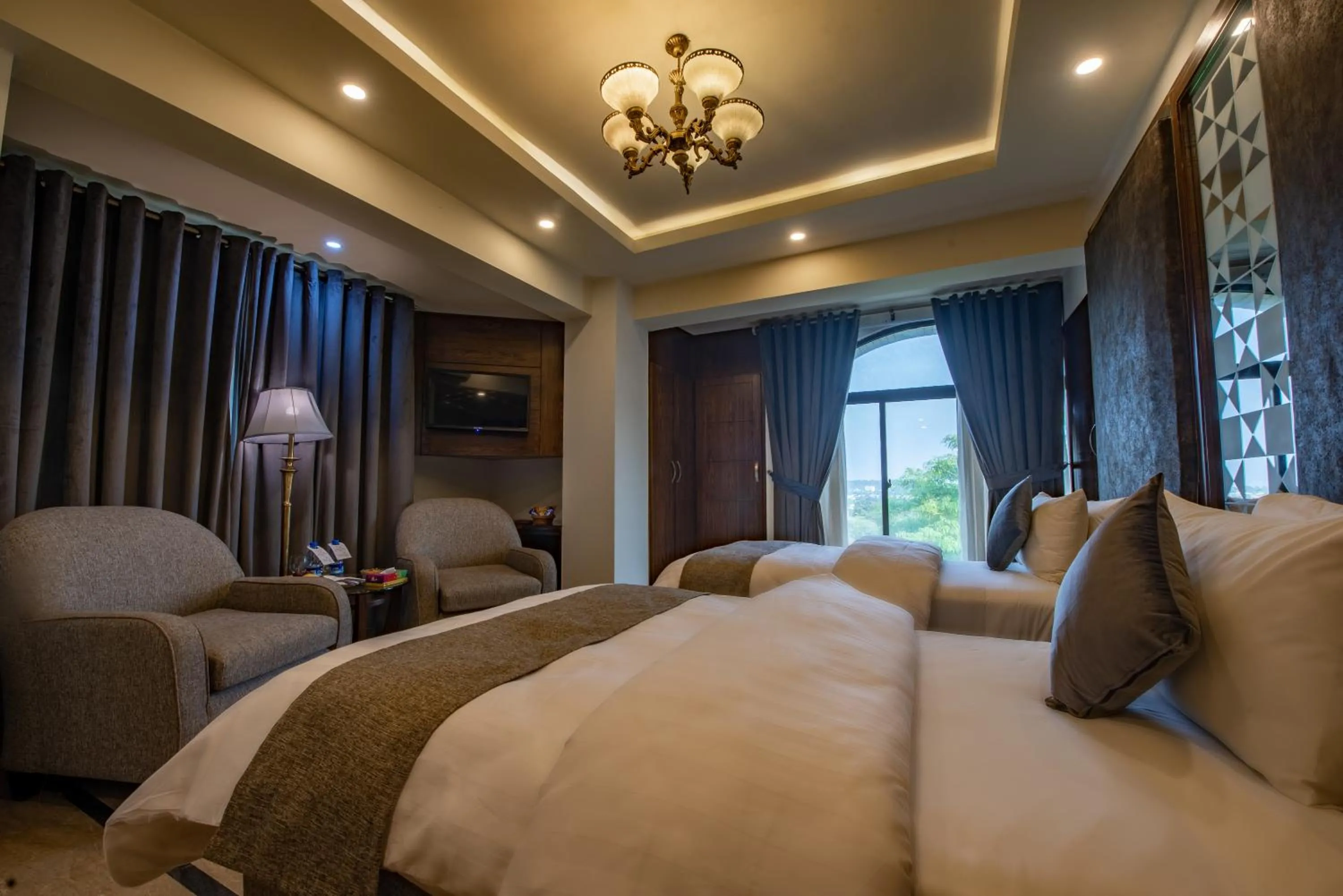 Photo of the whole room, Bed in Envoy Continental Hotel, Blue Area, Islamabad