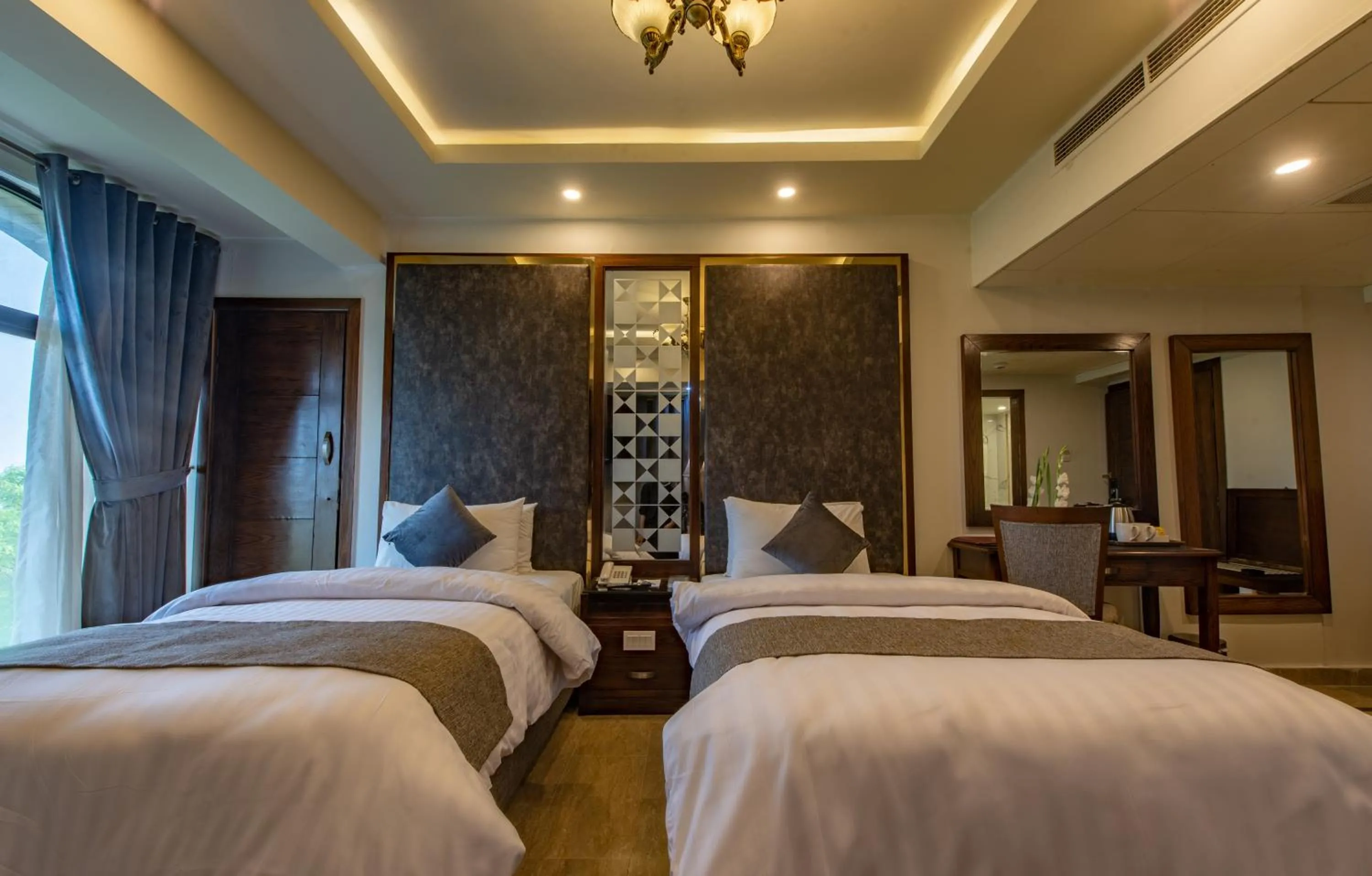 Photo of the whole room, Bed in Envoy Continental Hotel, Blue Area, Islamabad