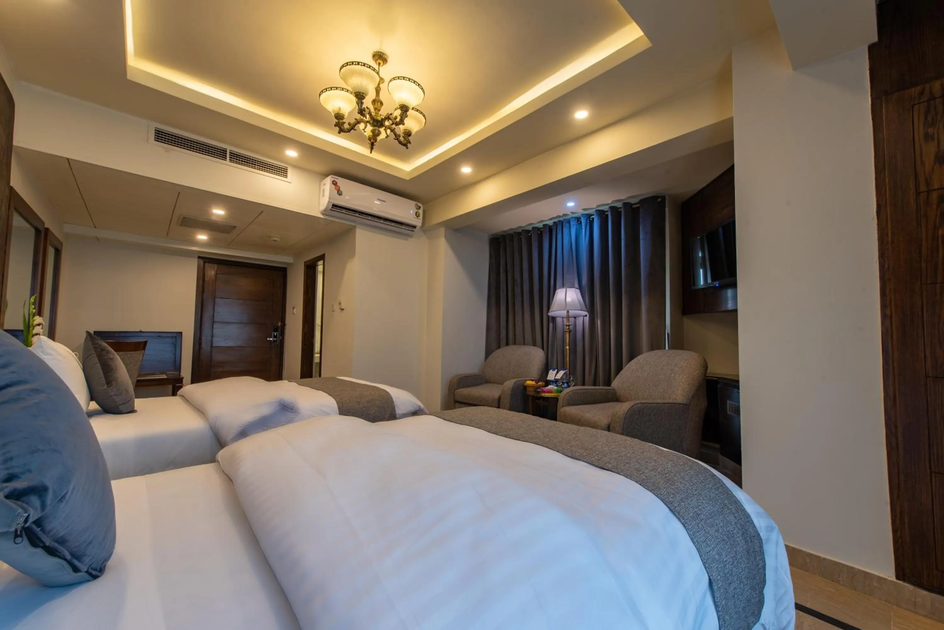 Photo of the whole room in Envoy Continental Hotel, Blue Area, Islamabad