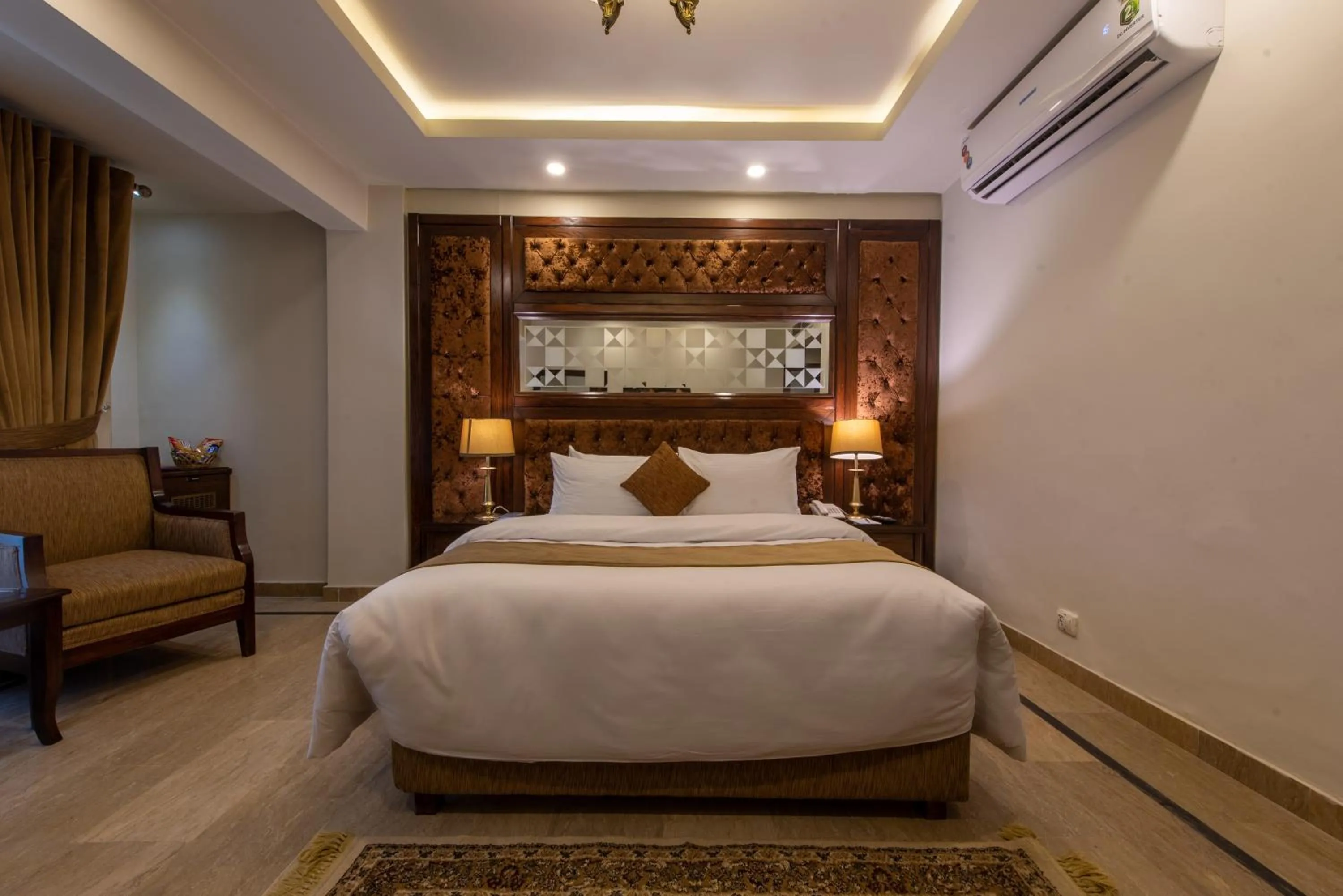 Bedroom, Bed in Envoy Continental Hotel, Blue Area, Islamabad