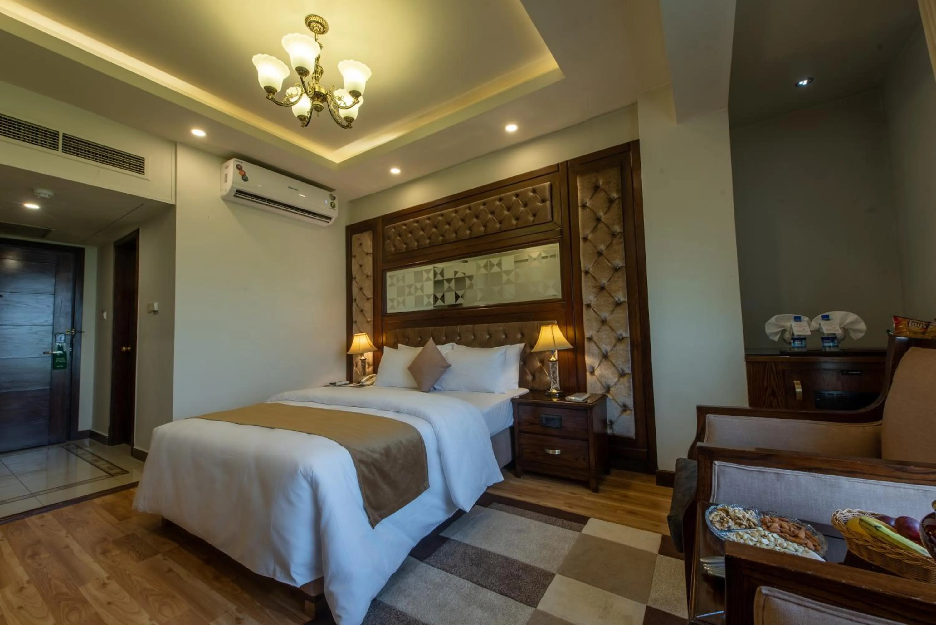 Bedroom, Bed in Envoy Continental Hotel, Blue Area, Islamabad