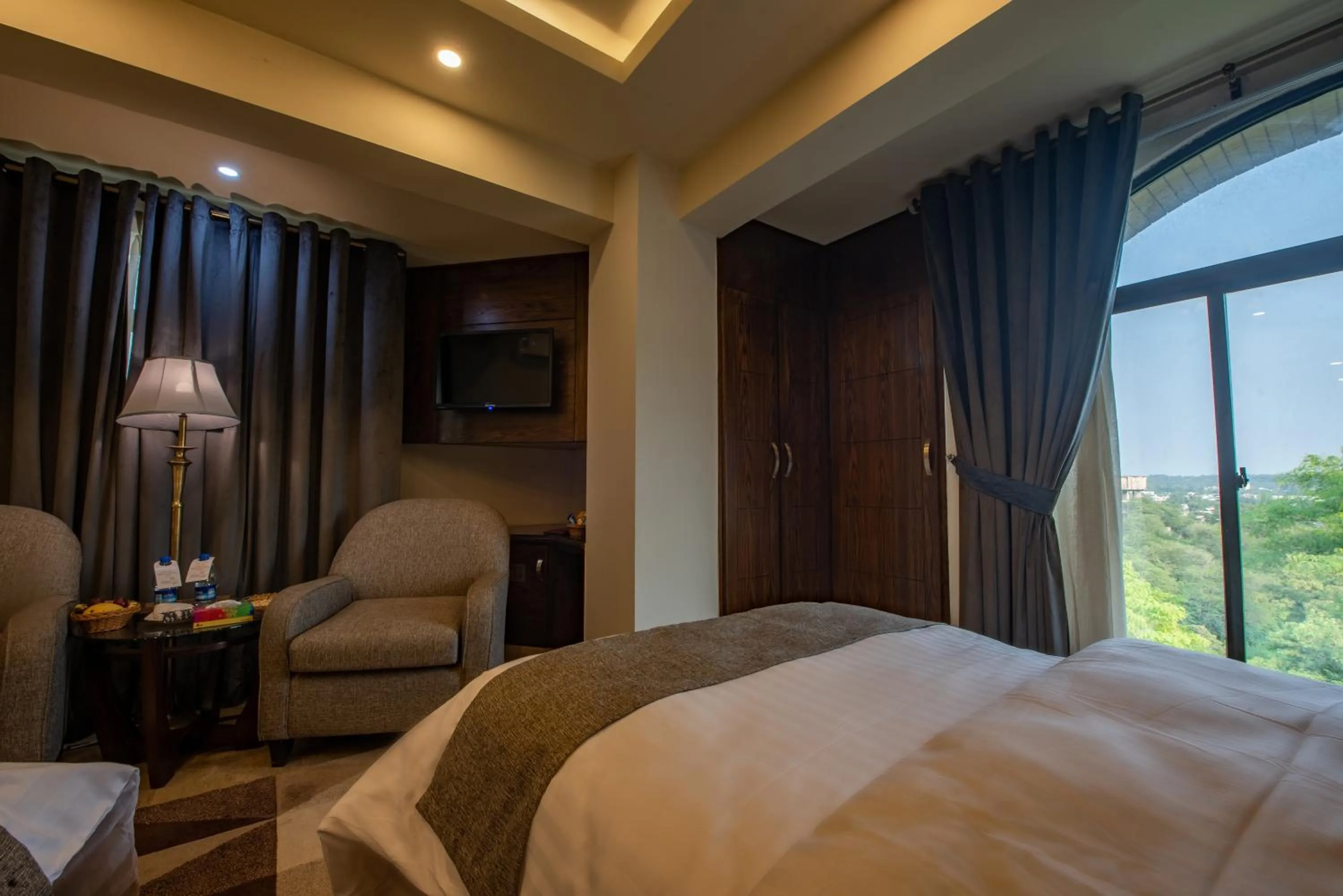 Bedroom, Bed in Envoy Continental Hotel, Blue Area, Islamabad