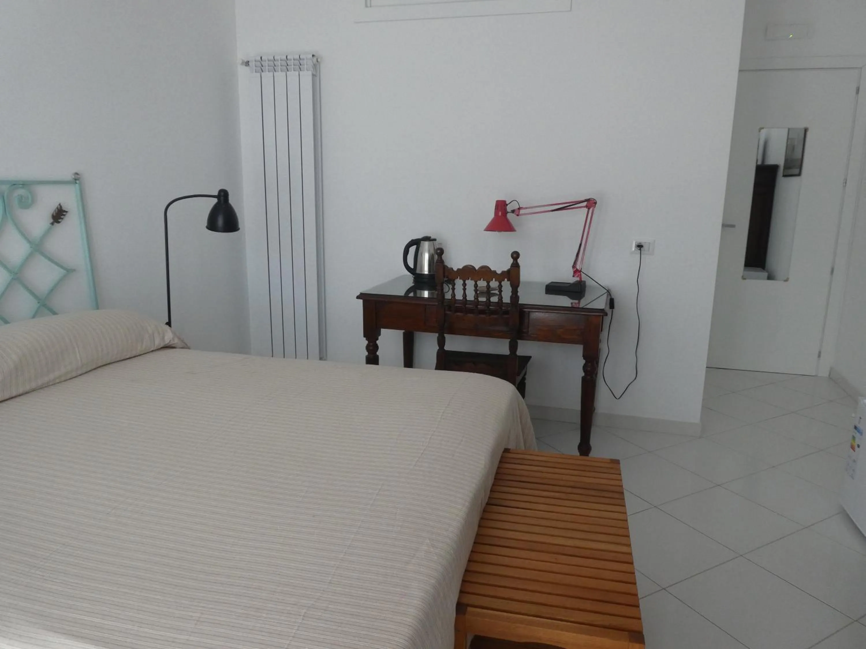 Photo of the whole room, Bed in SoggiorniSorrento