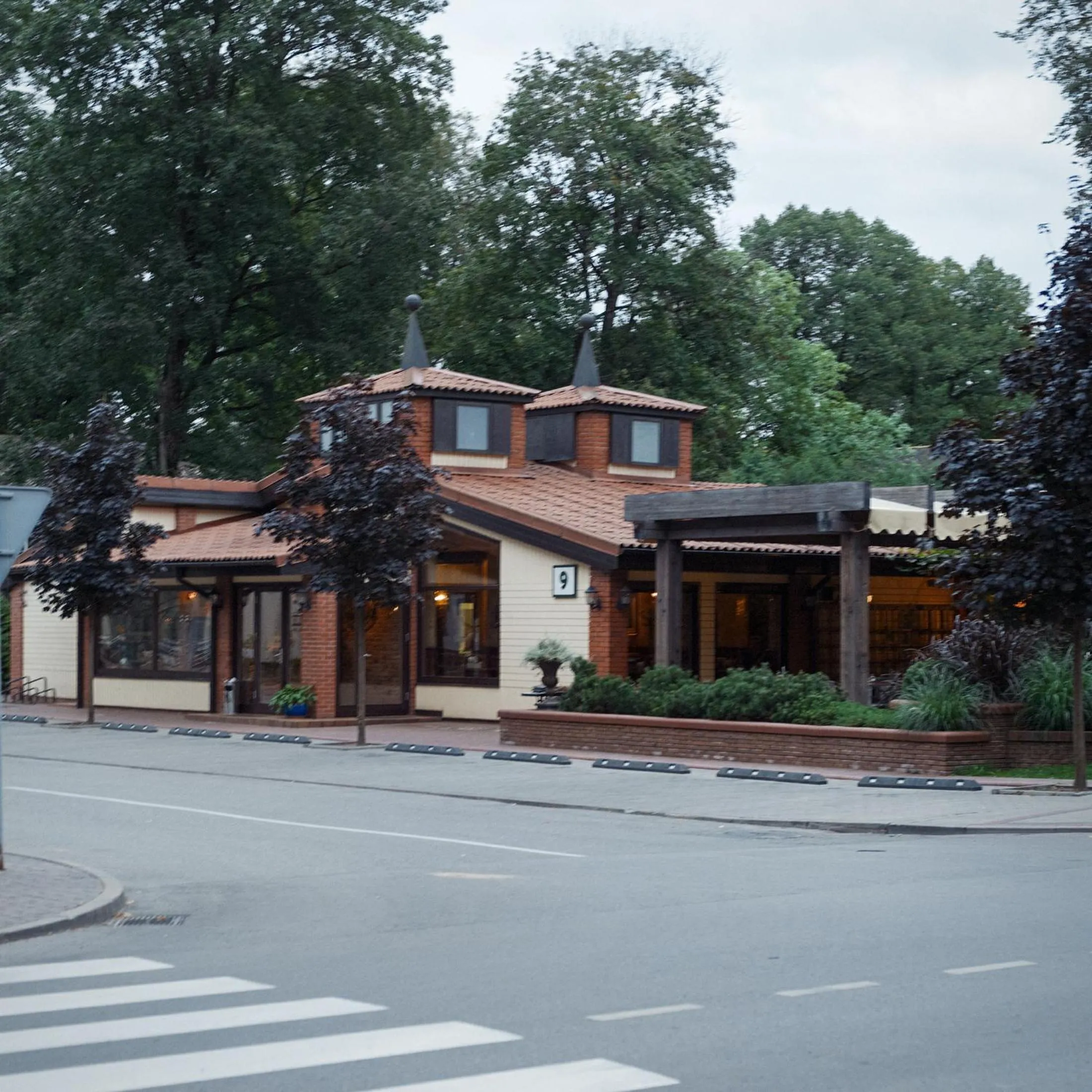 Restaurant/places to eat in Domi Lini