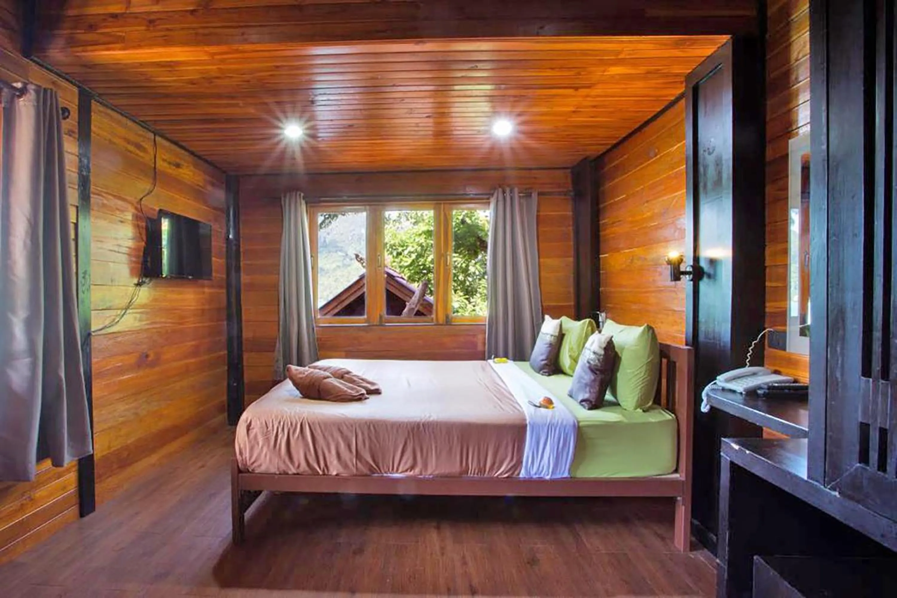 TV and multimedia, Bed in The Cobble Beach Hotel- Phi Phi Island