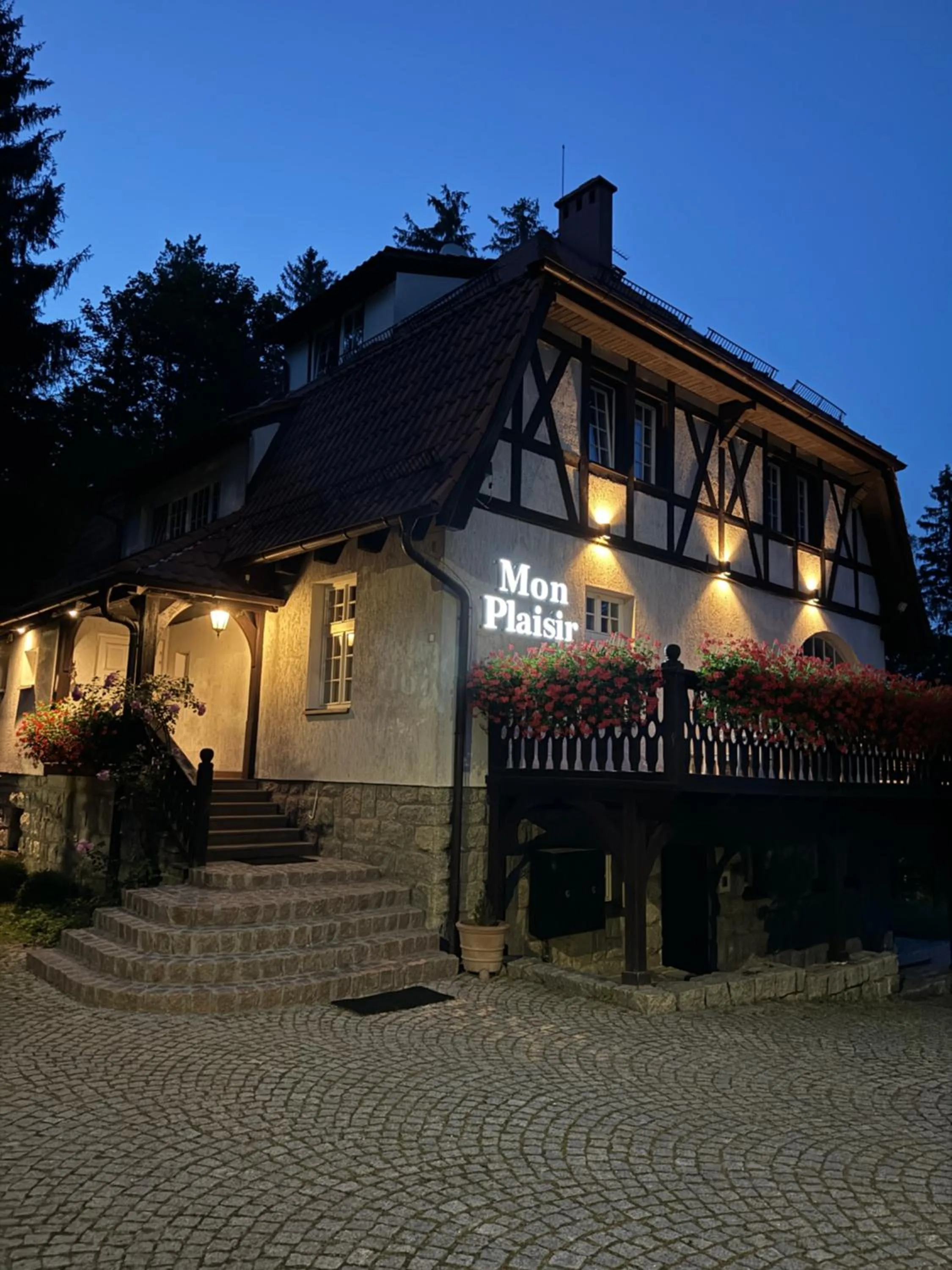 Property building in Mon Plaisir