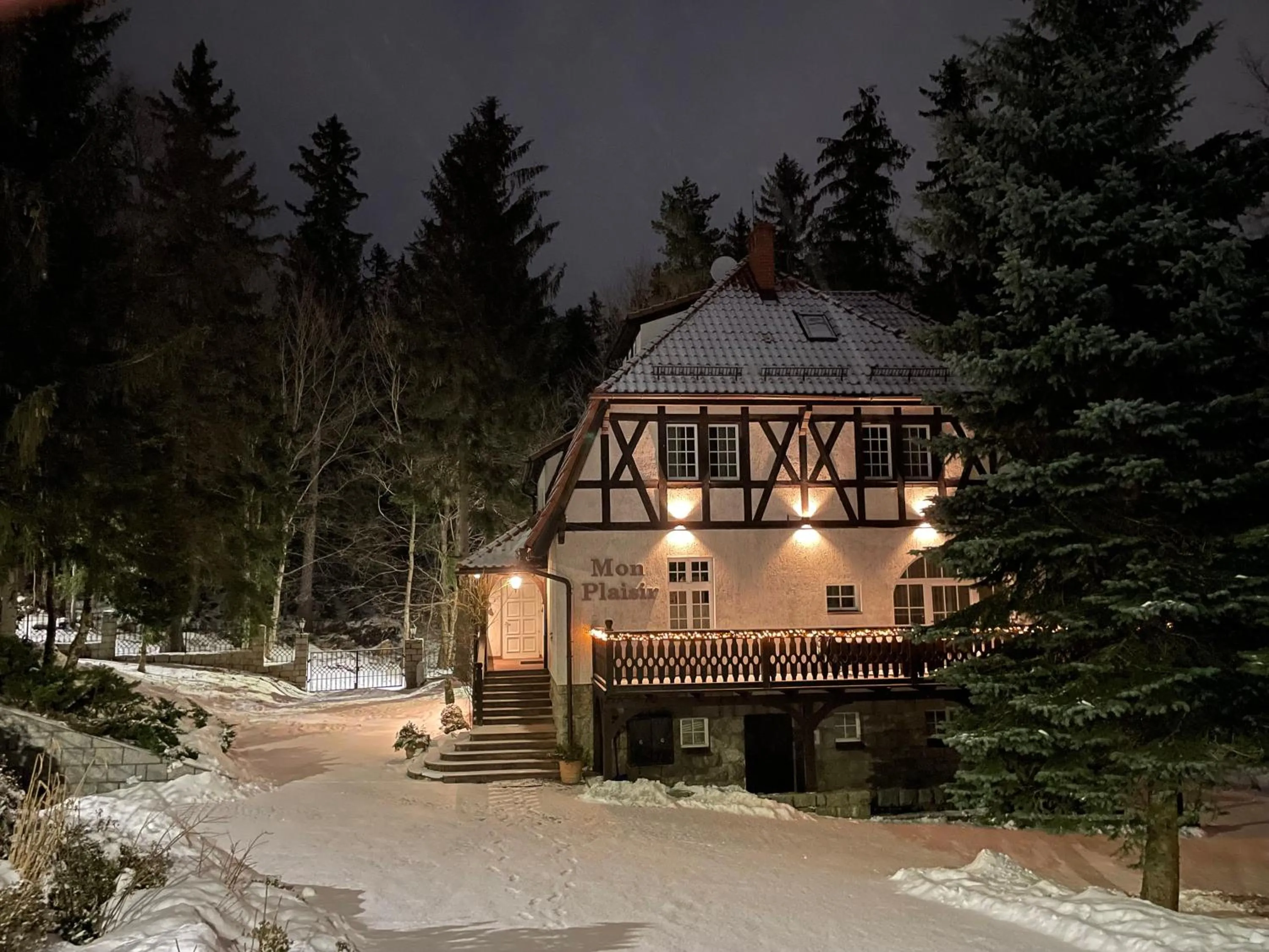 Property building in Mon Plaisir