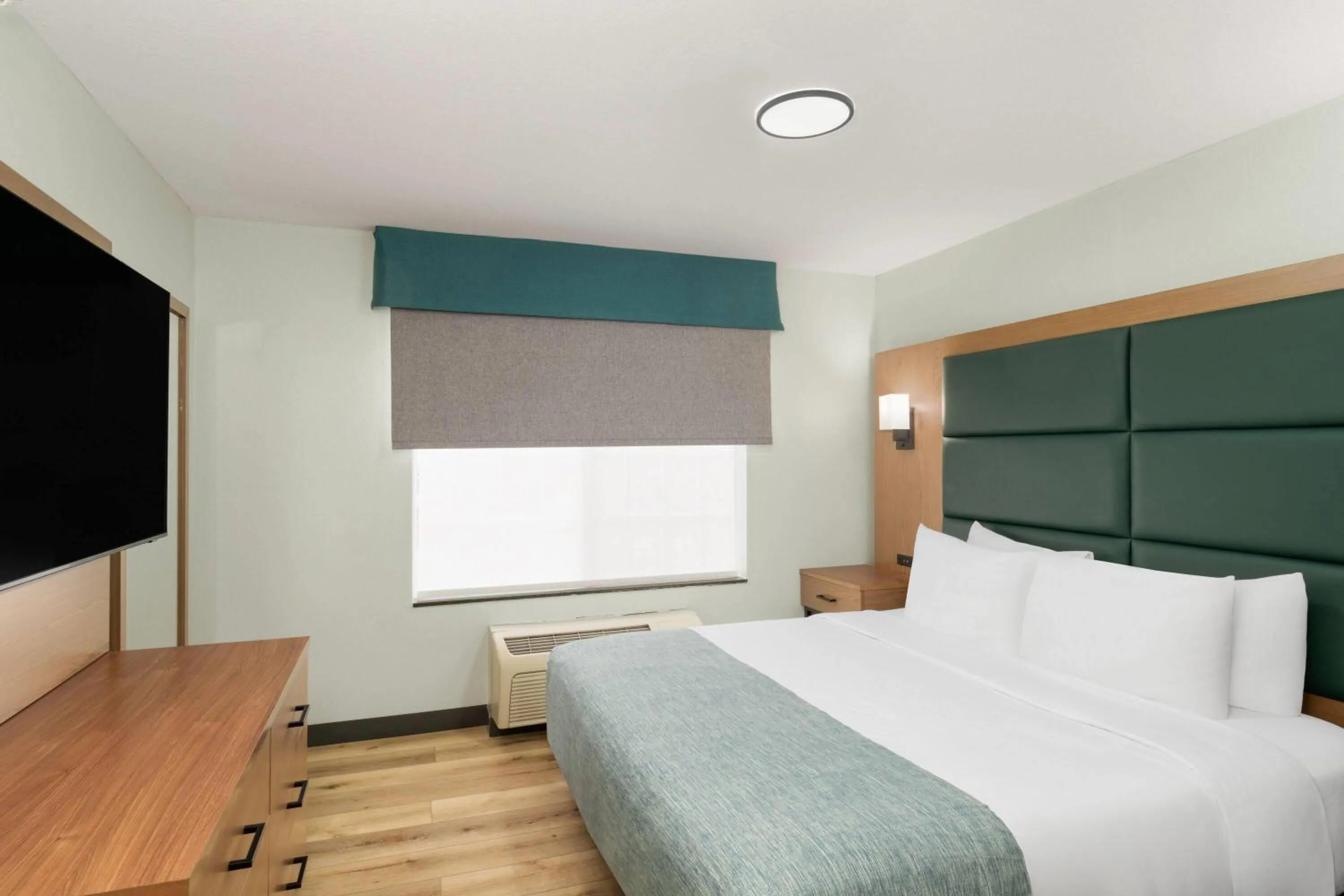 Photo of the whole room, Bed in Wingate By Wyndham Mansfield Ontario