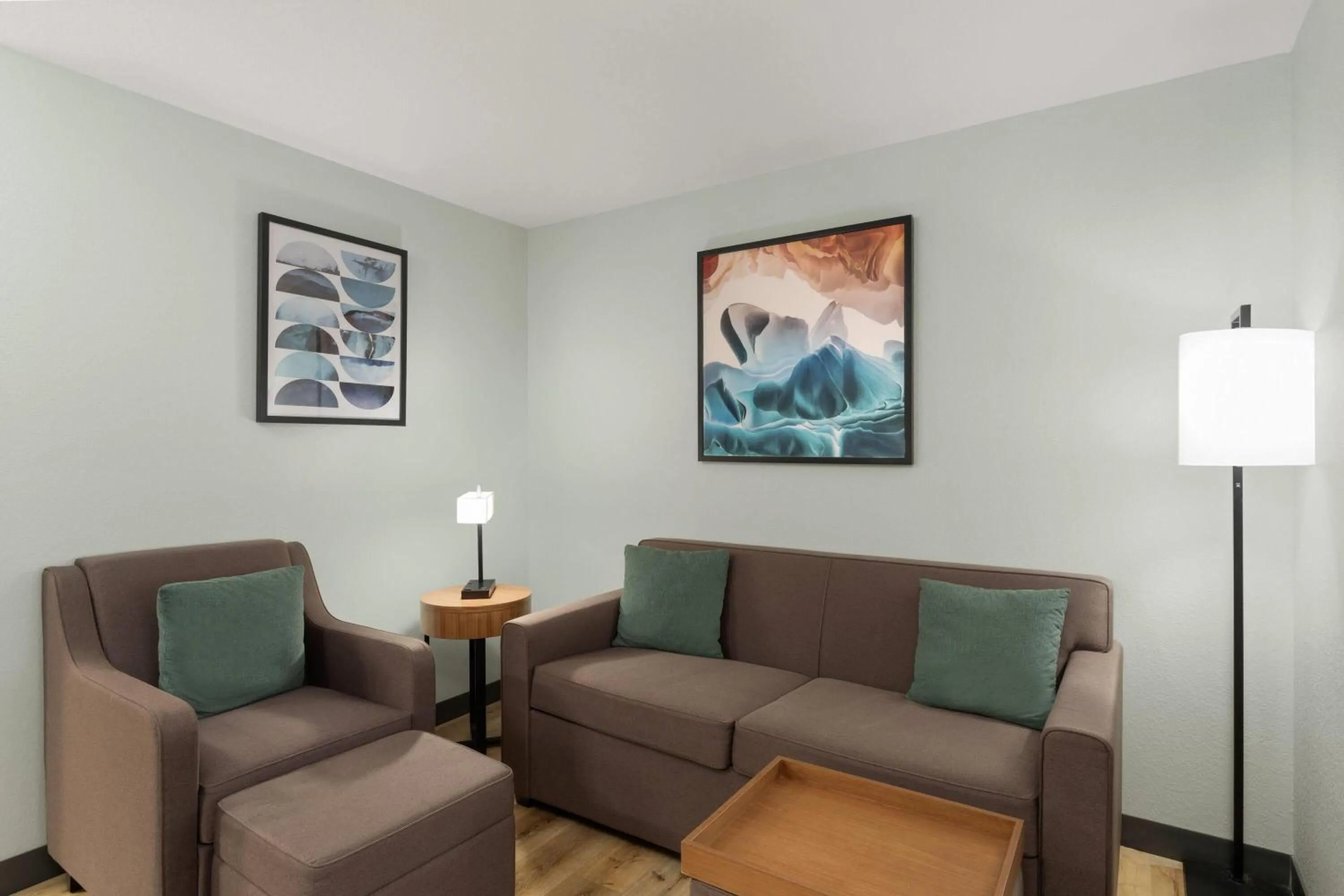 Photo of the whole room in Wingate By Wyndham Mansfield Ontario