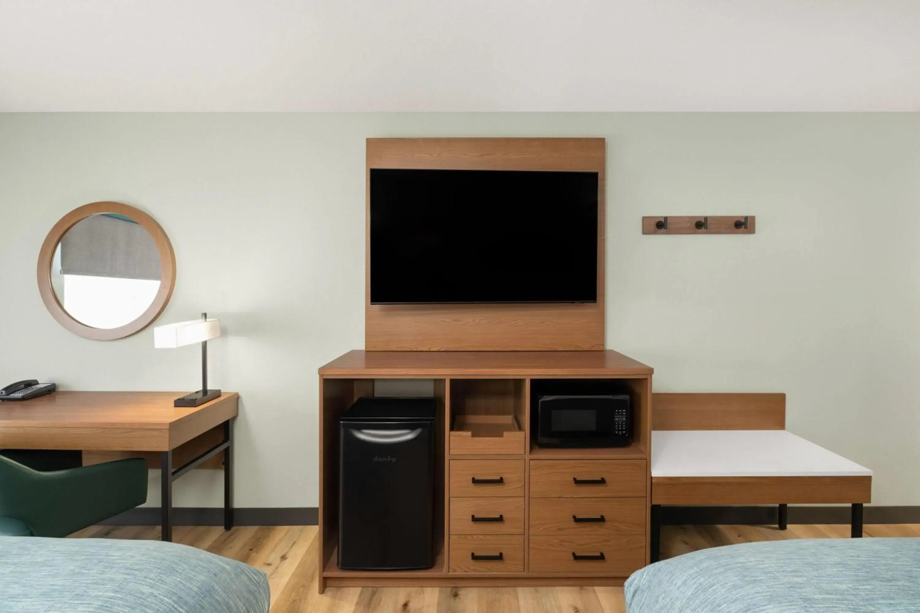 Photo of the whole room, Bed in Wingate By Wyndham Mansfield Ontario Photo of the whole room, Bed in Wingate By Wyndham Mansfield Ontario