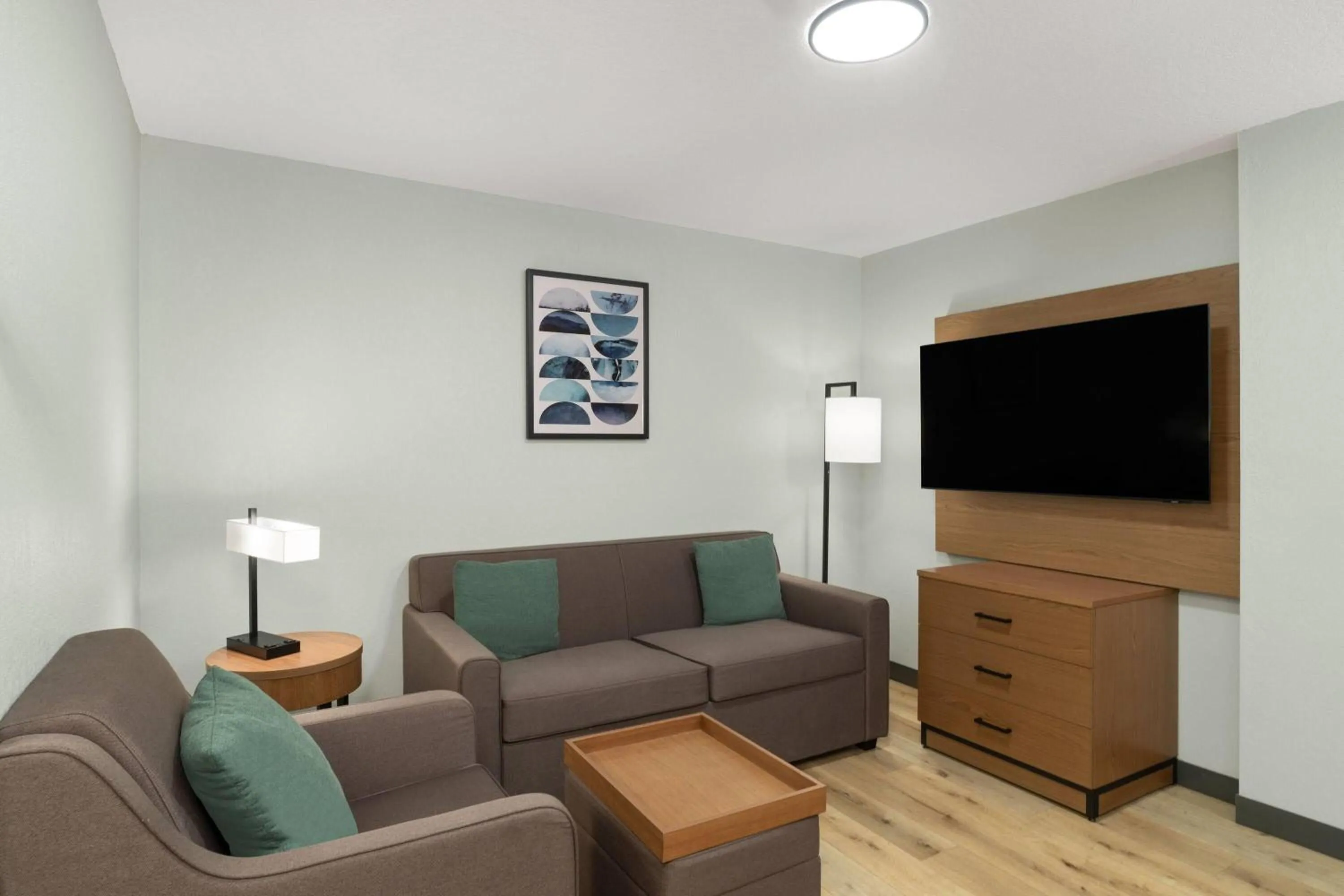 Photo of the whole room in Wingate By Wyndham Mansfield Ontario