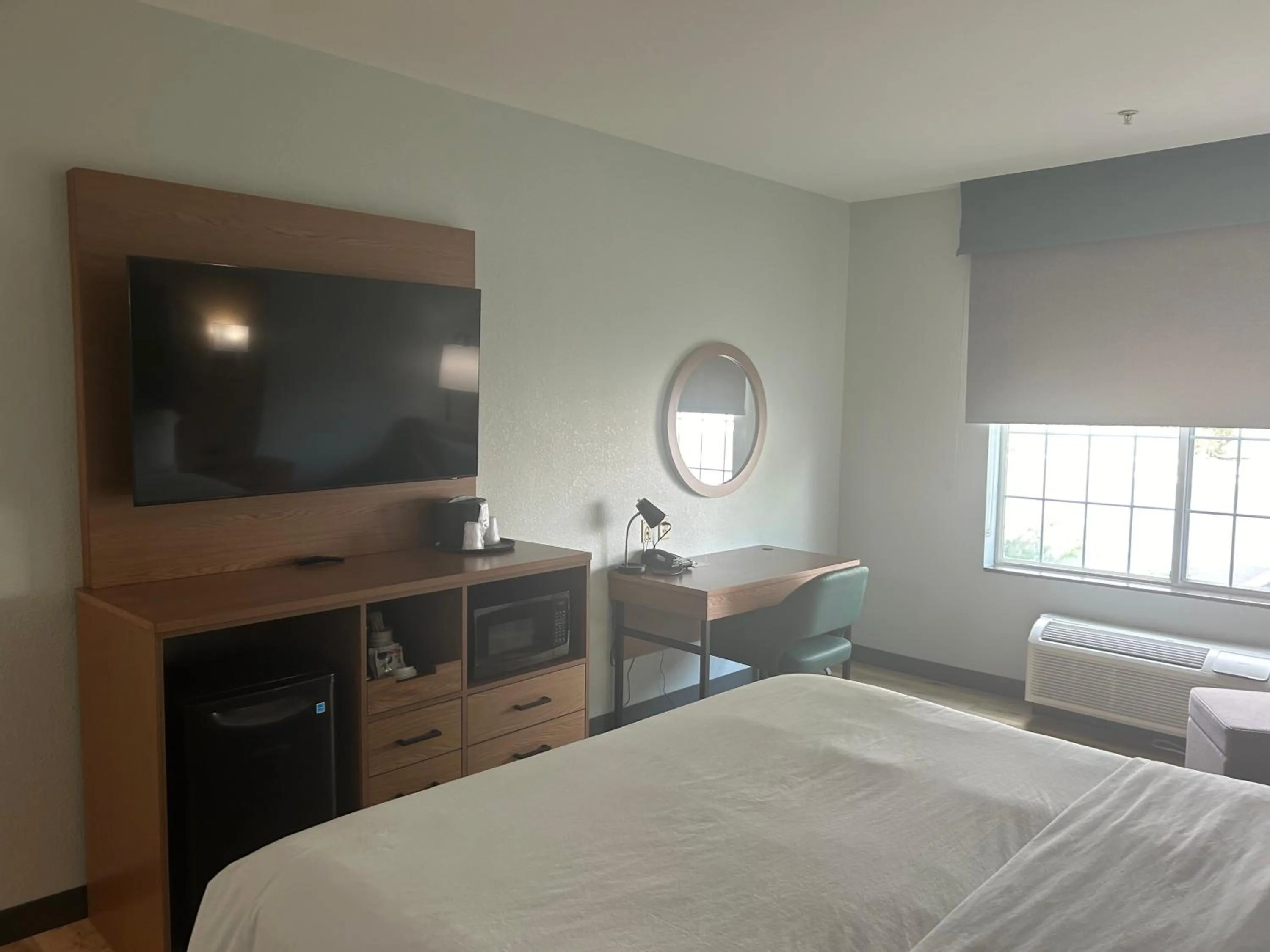 TV and multimedia, Bed in Wingate By Wyndham Mansfield Ontario