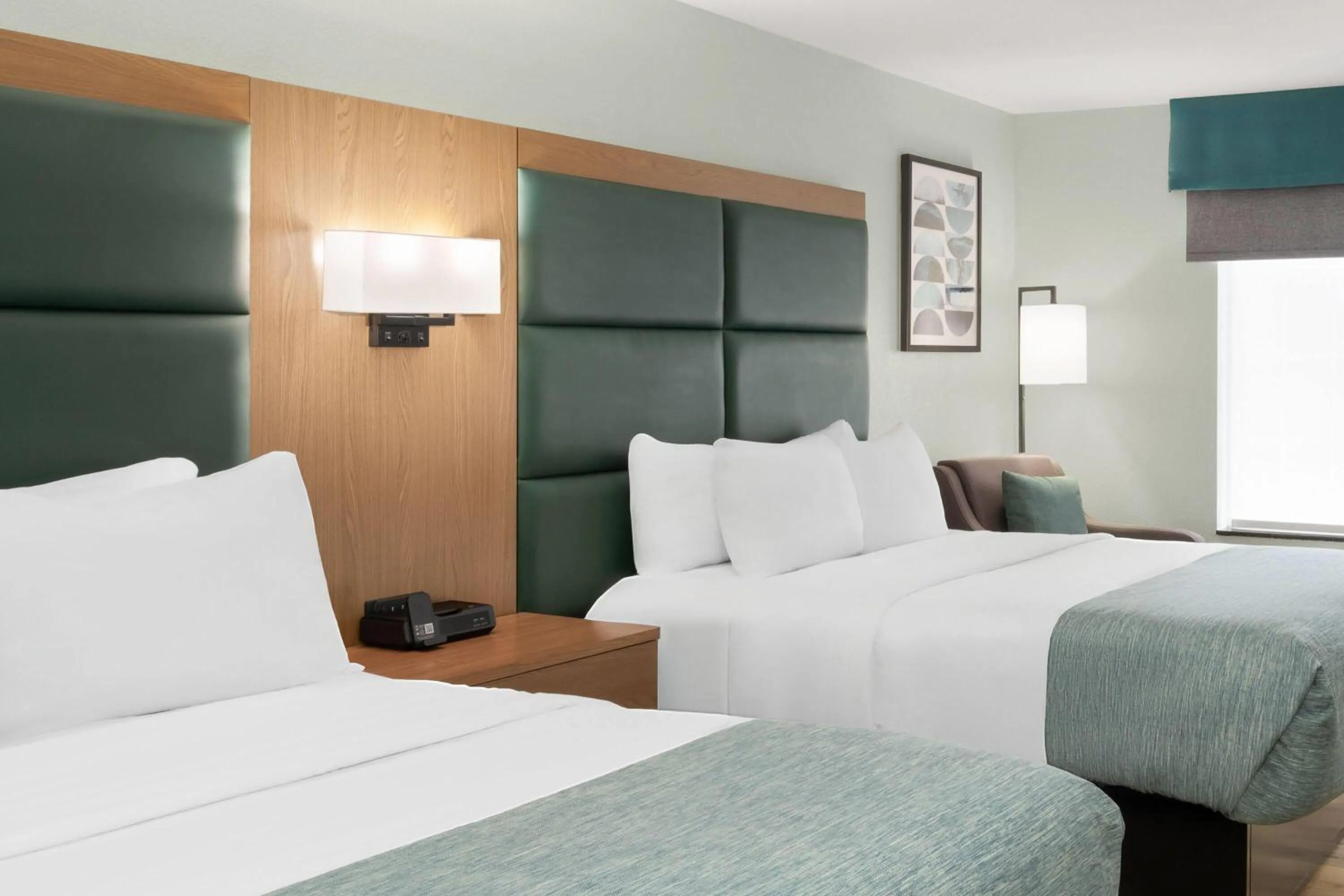 Photo of the whole room, Bed in Wingate By Wyndham Mansfield Ontario